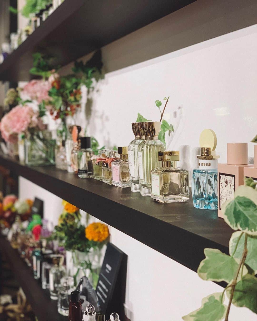 神林真里さんのインスタグラム写真 - (神林真里Instagram)「Fragrance Marché @latelierdesparfums_jp 💐🌱﻿ フレグランスマルシェで、この秋発売される新フレグランスをチェックしてきました！﻿ 良い香りであふれる空間と香りを表現するディスプレイがとっても素敵だった😍😍﻿ パーソナルコンサルテーションでは今の自分に合う香りも提案していただいたの😌✨ そして9月発売の新しい #クロエ は、ローズベースでやっぱり良い香り🌹 これはまた人気になりそう👏👏💓﻿ お気に入りの香りに出会えるとワクワクしますよね*\(^o^)/* ﻿ 公式オンラインでは、同じコンセプトストアがPOP-UP STOREとして9月に期間限定オープンするよ✔️﻿ 👩‍💻http://bit.ly/31TGVEM ﻿ ﻿ ﻿ ﻿ ﻿ ﻿ ﻿ ﻿ ﻿ ﻿ ﻿ ﻿ ﻿  #ラトリエデパルファム #フレグランスマルシェ #香りのある生活 #香水 #香水好き #香りフェチ #癒し #香り好き #女子力 #お気に入り #コスメ好き #花のある暮らし #クロエ香水 #pr #fragrance #beauty #sharegreenminamiaoyama」7月22日 23時10分 - maripo_jp