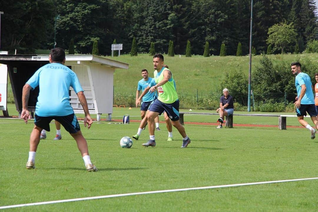 シャルレス・ジアス・ジ・オリベイラのインスタグラム：「Pretemporada @sdeibar 🔵🔴 💪🤙⚽️」