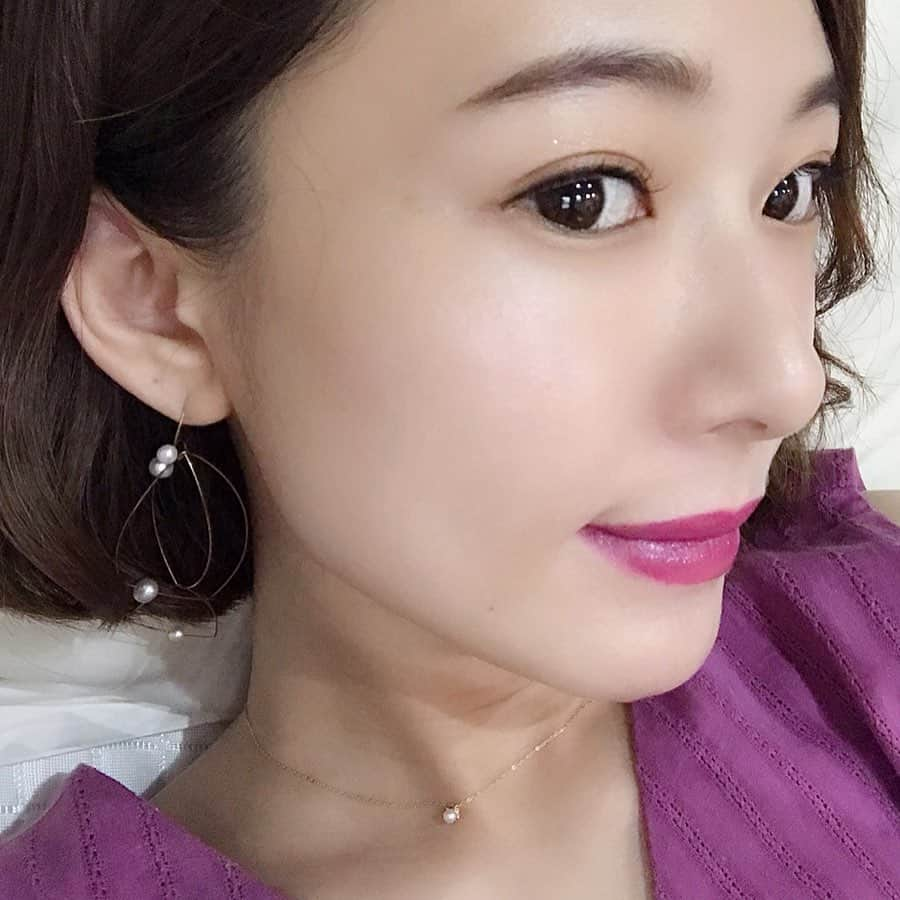 西川瑞希（みずきてぃ）さんのインスタグラム写真 - (西川瑞希（みずきてぃ）Instagram)「today's make up...💕お気に入り&おすすめのコスメたちで☺︎ . ▶︎ハイライトは最近ずっと使ってる #SUQQU #シマーリクイドハイライター #01桃艶 // ピンクみがあるのに肌なじみもいいし上品かつゴージャス✨大人の艶！って感じです♡ギラギラ感も白浮きもしないのでとっても自然で使いやすい🙆‍♀️ . ▶︎お直し用に使用してる #SUQQU #リタッチプレストパウダー #02 #グロウ // 程よいツヤ感も残してくれて軽くふわっとお肌にのせられる感じ☺︎色はそんなつかないですが、肌の質感が変わります✨夕方の疲れ顔もパッと明るくなるから不思議!! . ▶︎リップは大好きなプラムカラー #LAURAMERCIER #ルージュエッセンシャルシルキークリームリップスティック #17 // こないだ紹介した05番のブラウンとは別にこちらにも一目惚れしてGETしたカラー💕この2色に心奪われました！どちらもひと塗りでトレンド感ある仕上がりに💄 . 上から重ねたグロスはラメラメが可愛すぎる #ザボディショップ  #シャインリップリキッド #106 // 色味はナチュラルなピンク系！潤いたっぷりのぷるぷる仕上がりもとっても好き💋104のコーラル系、105のキャラメルベージュも重ね付けに使いやすそう♡全色最後に動画のせてるので #スワイプして見てね ✨ . ▶︎チークは #Celvoke #カムフィークリームブラッシュ #05 #オーキッドパープル // チークは最近薄め好き♡お肌に乗せるとすごく優しげなパープルピンクでピンクっぽい仕上がりに透明感がプラスされる感じでオトナでもすごく使いやすい&挑戦しやすい色味です🕊パウダーチークの下地としても愛用してます！ . コスメの写真撮ったり、コスメのことを考えてる時間って本当にシアワセ😍 . #mizukitotalbeauty #cosme #love #コスメレビュー #コスメ好き」7月22日 23時06分 - mizuki_nishikawa_