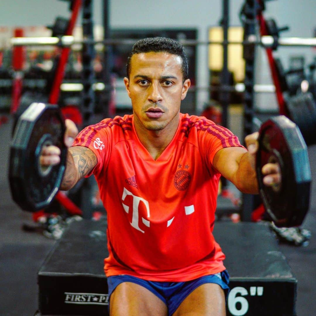 バイエルン・ミュンヘンさんのインスタグラム写真 - (バイエルン・ミュンヘンInstagram)「💪🏻 NO DAYS OFF 💪🏻 #MondayMotivation . #AudiFCBTour #FCBayern #MiaSanMia #WeiterImmerWeiter #packmas . @_rl9 @thiago6 @leon_goretzka @sergegnabry @renatosanches35 @benpavard21 @f.arp10 @alphonsodaviess @esmuellert @da_27」7月22日 23時08分 - fcbayern