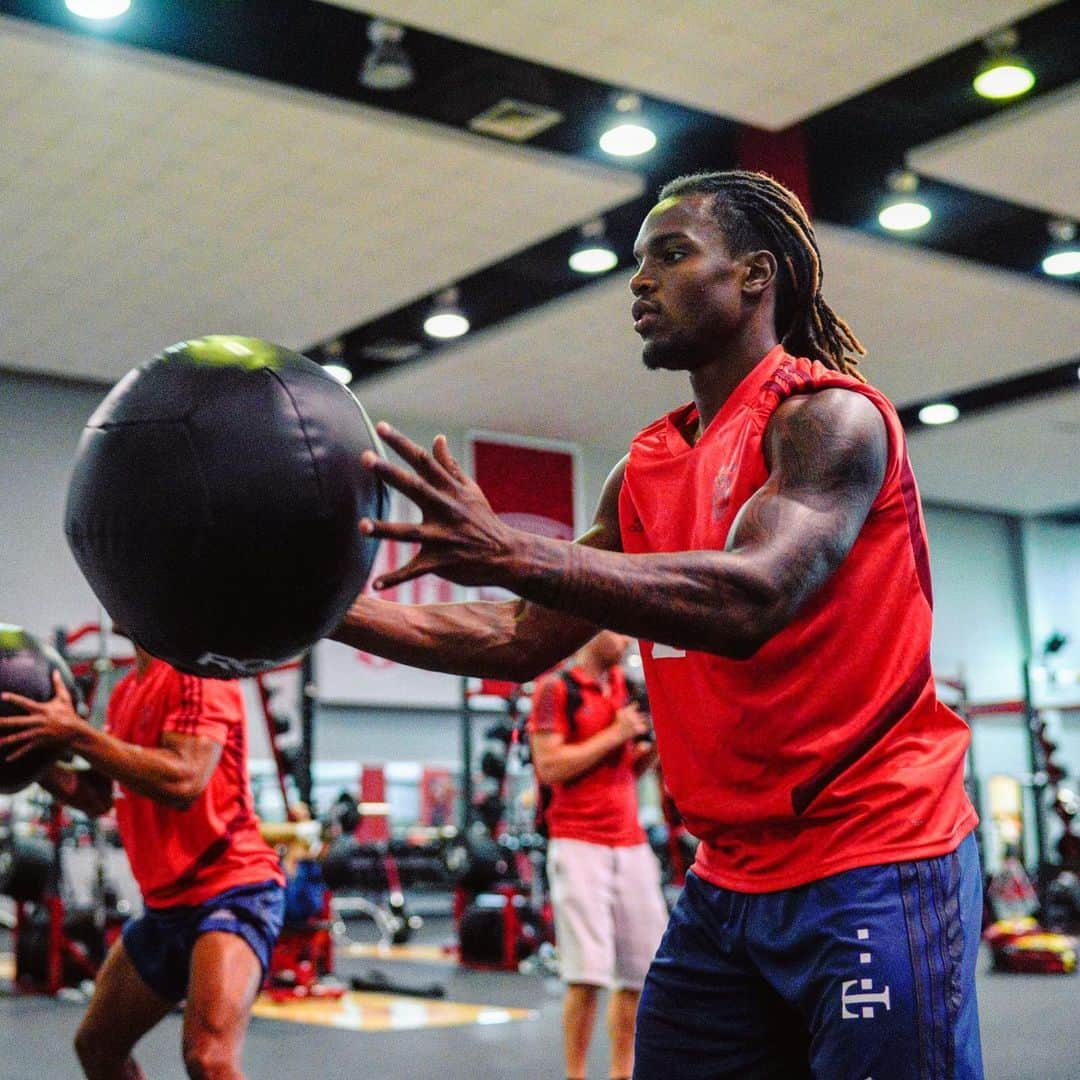 バイエルン・ミュンヘンさんのインスタグラム写真 - (バイエルン・ミュンヘンInstagram)「💪🏻 NO DAYS OFF 💪🏻 #MondayMotivation . #AudiFCBTour #FCBayern #MiaSanMia #WeiterImmerWeiter #packmas . @_rl9 @thiago6 @leon_goretzka @sergegnabry @renatosanches35 @benpavard21 @f.arp10 @alphonsodaviess @esmuellert @da_27」7月22日 23時08分 - fcbayern