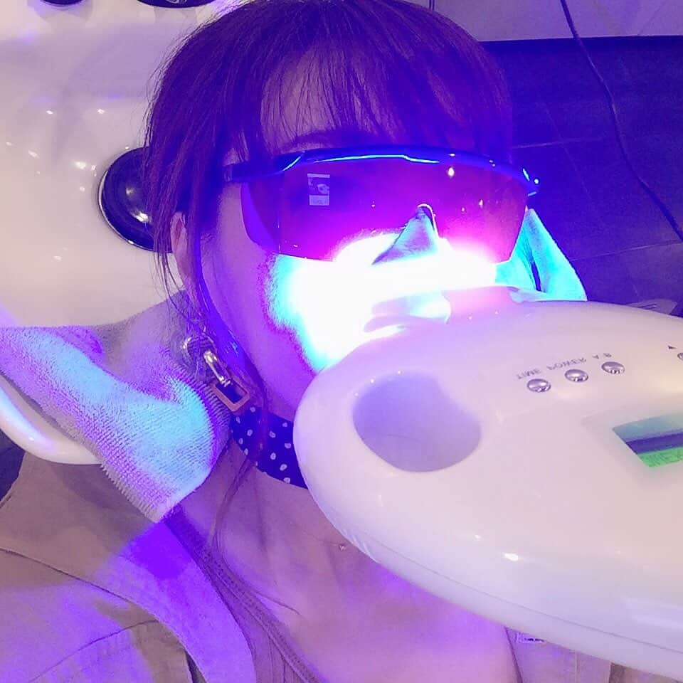 miho.a.nicoさんのインスタグラム写真 - (miho.a.nicoInstagram)「先日 @vanify_whitening さんへセルフホワイトニングに行って来ました🎵 ・ ずっと歯医者さん🦷で働いてたからやっぱりオーラルケアは気になるところ😊 ・ @vanify_whitening さんのホワイトニングは着色汚れを浮かして落として、本来の白さに戻してくれるんです🎵 なので不自然に真っ白になる事も無く、痛みもシミたりも全くありませんでした❣️ 私は30分のコース1回目で2トーン白くなりました✨ ・ 美容院 @vanify2008 なのでカラーリングやカットのついでにホワイトニングも出来ちゃう😆✨ ・ ・ #vanify#ホワイトニング#セルフホワイトニング」7月22日 23時08分 - miho.a.nico