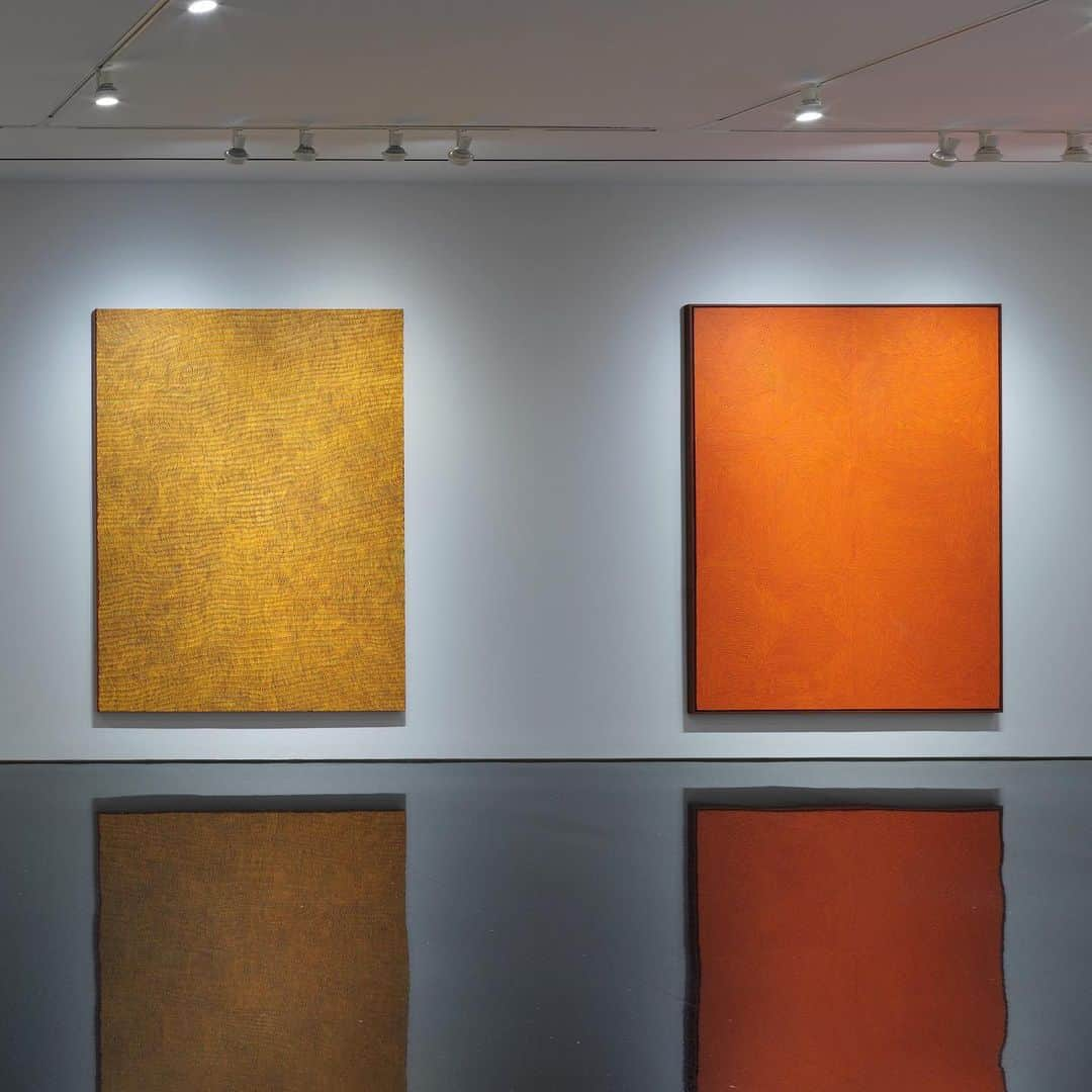 ガゴシアン・ギャラリーさんのインスタグラム写真 - (ガゴシアン・ギャラリーInstagram)「#DesertPainters: Gagosian, Beverly Hills, is pleased to present "Desert Painters of Australia Part II: With Works from the Collection of Steve Martin and Anne Stringfield." Spanning three generations, the exhibition includes works by leading painters from the Central and Western Desert regions.  Learn more about the exhibition via the link in our bio! __________ #Gagosian #GeorgeTjungurrayi (1,2) George Tjungurrayi, "Untitled—Kirrimalunya," 2007, synthetic polymer paint on linen, 96 ⅛ × 72 ⅛ inches (244 × 183 cm) © George Tjungurrayi/Copyright Agency. Licensed by Artists Rights Society (ARS), New York, 2019. Photo: Rob McKeever (3) Installation view, “Desert Painters of Australia,” Gagosian, 976 Madison Avenue, New York, May 3–July 3, 2019. Artwork, left to right: © Yukultji Napangati, © George Tjungurrayi. Photo: Rob McKeever」7月22日 23時08分 - gagosian