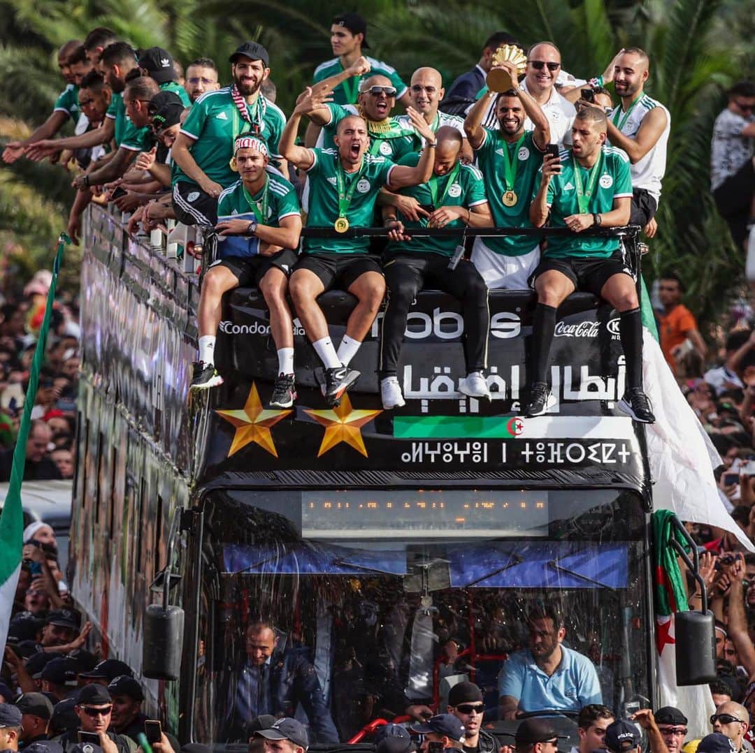 リヤド・マフレズのインスタグラム：「🏆🇩🇿 5th trophy of this season is home 🤲🏼 #elhamdulillah」
