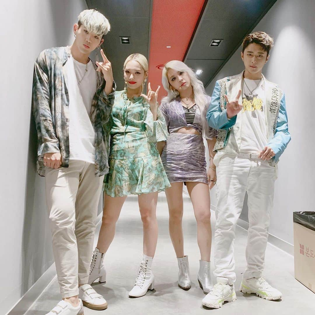 K.A.R.Dさんのインスタグラム写真 - (K.A.R.DInstagram)「‪[#KARD]‬ ‪늦게까지 고생한 우리 HIDDEN KARD‼️‬ ‪오늘도 행복한 하루를 만들어줘서 고마워요💖👍‬ . ‪#BM #JSEPH #SOMIN #JIWOO‬」7月22日 23時20分 - official_kard