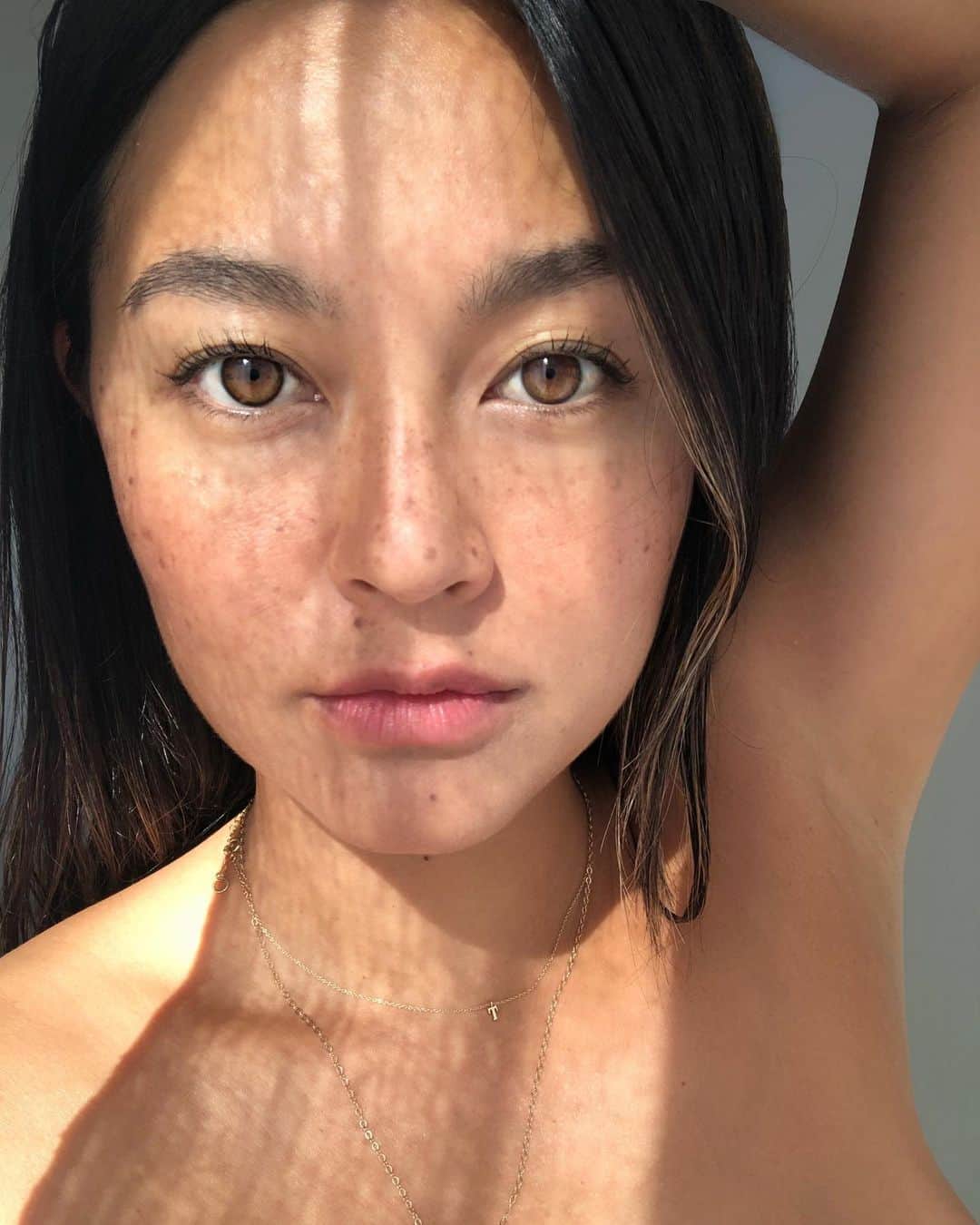 Tamikoのインスタグラム：「light test via iphone on set 🌝 #goodmorning #bts」