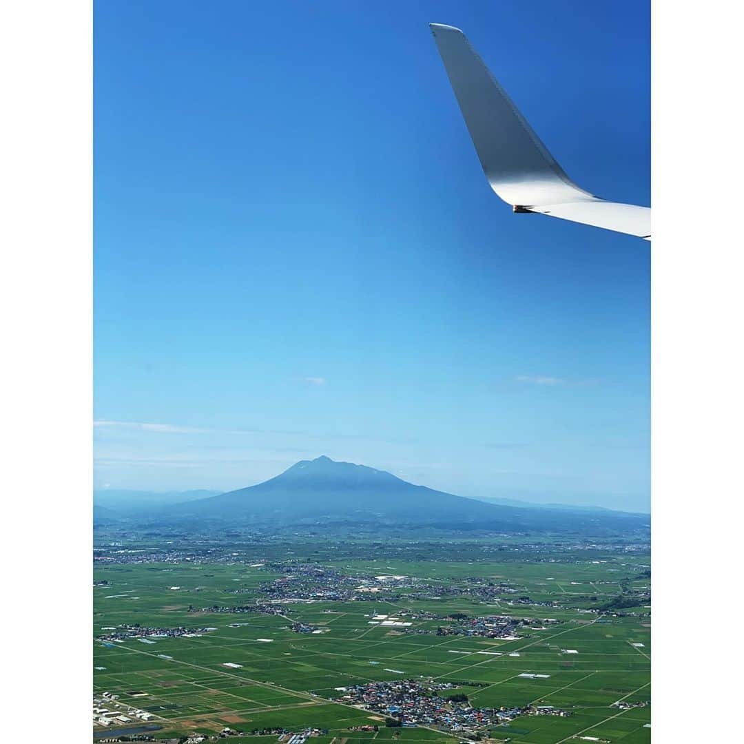 根岸由香里さんのインスタグラム写真 - (根岸由香里Instagram)「. 一泊二日で初の青森県へ。 皆さまに教えて頂き最高の旅になりました！ ありがとうございました！ リアルな口コミほど良い情報は無いなぁと感謝です。 せっかくなので皆さまから教えて頂いた素敵な情報をシェアできたらと思い、何回かに分けてアップしようと思います☺︎ ① 飛行機で羽田から青森空港へ。彼女の精神安定剤はテネリータのオーガニックタオル☺︎ ② 着陸直前、目に入り惹きつけられて写真を撮った山は岩木山。 後から @aokiyoshifumi さんより岩木山神社がパワフルでパワースポットとしてとても素晴らしいと伺い、あの写真の山の神社だ！と納得。次の青森旅で絶対に行きたい。 ③〜⑥ 青森駅前にある定食屋さん、おさない。ほたて貝焼き味噌定食を是非！と教えて頂き私はそれを。夫はホタテのお刺身とバター焼き定食。ほっとする味で美味しかったです！やはり青森は海鮮が美味しい！ ⑦〜⑨ 青森駅前にあるご当地名産品を置いてあるA-FACTORYへ。ワラッセという、ねぶたの家の横。(ワラッセは面白そうでしたが娘がねぶたを怖がり断念😅)青森林檎のシードルや林檎ジュース、晴天の霹靂煎餅など旅の買い出し。テラスが気持ち良い。 ⑩ 緑と空が何より最高。 次へ続く🚐」7月22日 23時12分 - yukarinegishi