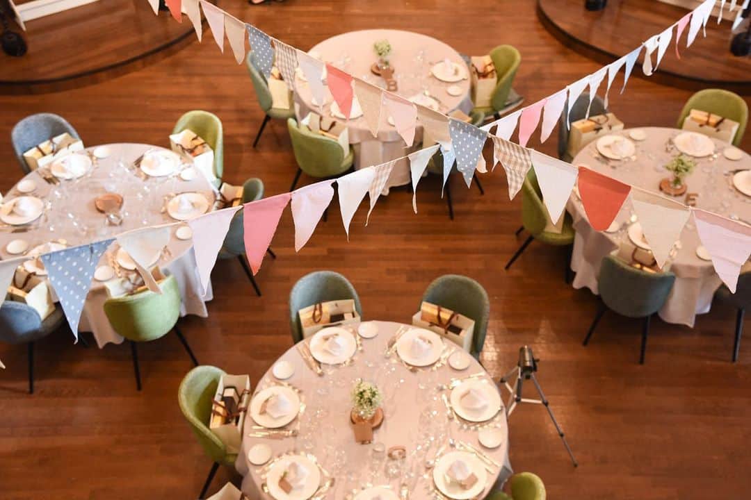 ヴィラデマリアージュさいたまのインスタグラム：「—Party Report— . “Picnic” Ryo & Yumiko’s wedding . おふたりの人柄や感性から マリアージュコーディネーターが ご提案させていただいたコンセプト . . 南フランスの街中で、ゲストの皆様と一緒に ピクニックを楽しんでいるように . 街には自転車やガーランド . お花で溢れたバスケットも置いて ゲストをお迎えしました . 披露宴会場はカラフルなガーランドで ゲストと素敵な時間をお過ごし頂きました . おふたりとゲストが 近い距離感で、最高の笑顔が溢れる あたたかい一日となりました Bon Mariage! . . . #villasdesmariages#ヴィラデマリアージュ#ヴィラデマリアージュさいたま#結婚式レポート#結婚式場#ウェディング#wedding#ブライダルフェア  #式場見学#大宮結婚式場#結婚式場探し#式場探し#南フランス #ウェディングネーム#weddingname#コンセプトウェディング#プレ花嫁#プレ花嫁準備#プレ花嫁さんと繋がりたい#卒花嫁#卒花嫁レポ#卒花嫁さんとも繋がりたい#weddingphotography#weddingphotos#weddingphoto#ウェディングフォト」