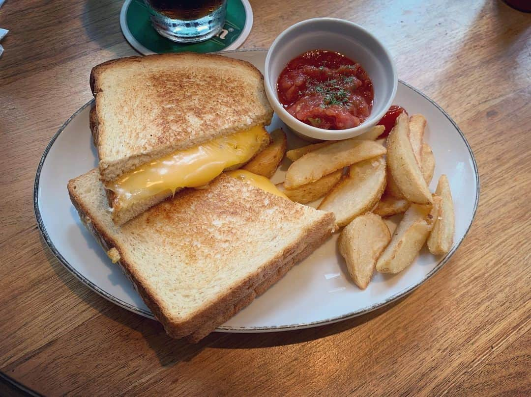 森なな子さんのインスタグラム写真 - (森なな子Instagram)「腹が減ってはなんとやら。 グリルドチーズサンド🥪 隣にいたトイプーちゃんが、私の膝に手をのっけて物欲しそうに見つめてきたけど...🥺 ぐっと我慢。 さ、明日も踏ん張るぞ。 #yoyogipark #代々木公園」7月22日 23時20分 - nanako.m1988