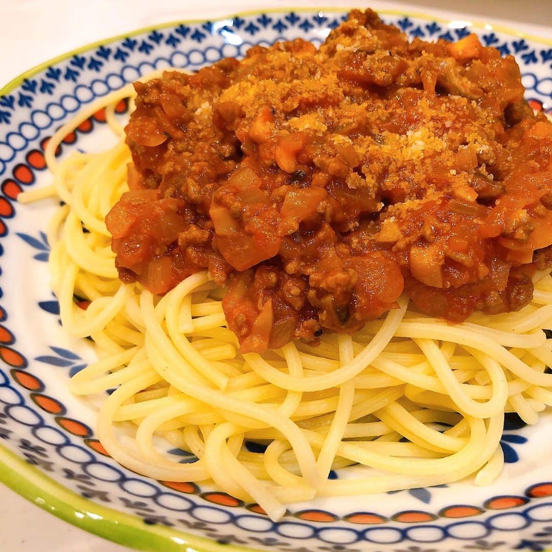 髙橋明日香のインスタグラム：「KALDIで生パスタ買ったからミートソースパスタ作ったんだけど、 生パスタなのに全然もちもちしてなくてショック。 ミートソースは美味しくできたのにー(´；ω；｀) もちもちして美味しい生パスタ買えるとこ知ってる人いません？？ #ミートソースパスタ  #手料理 #料理好き」