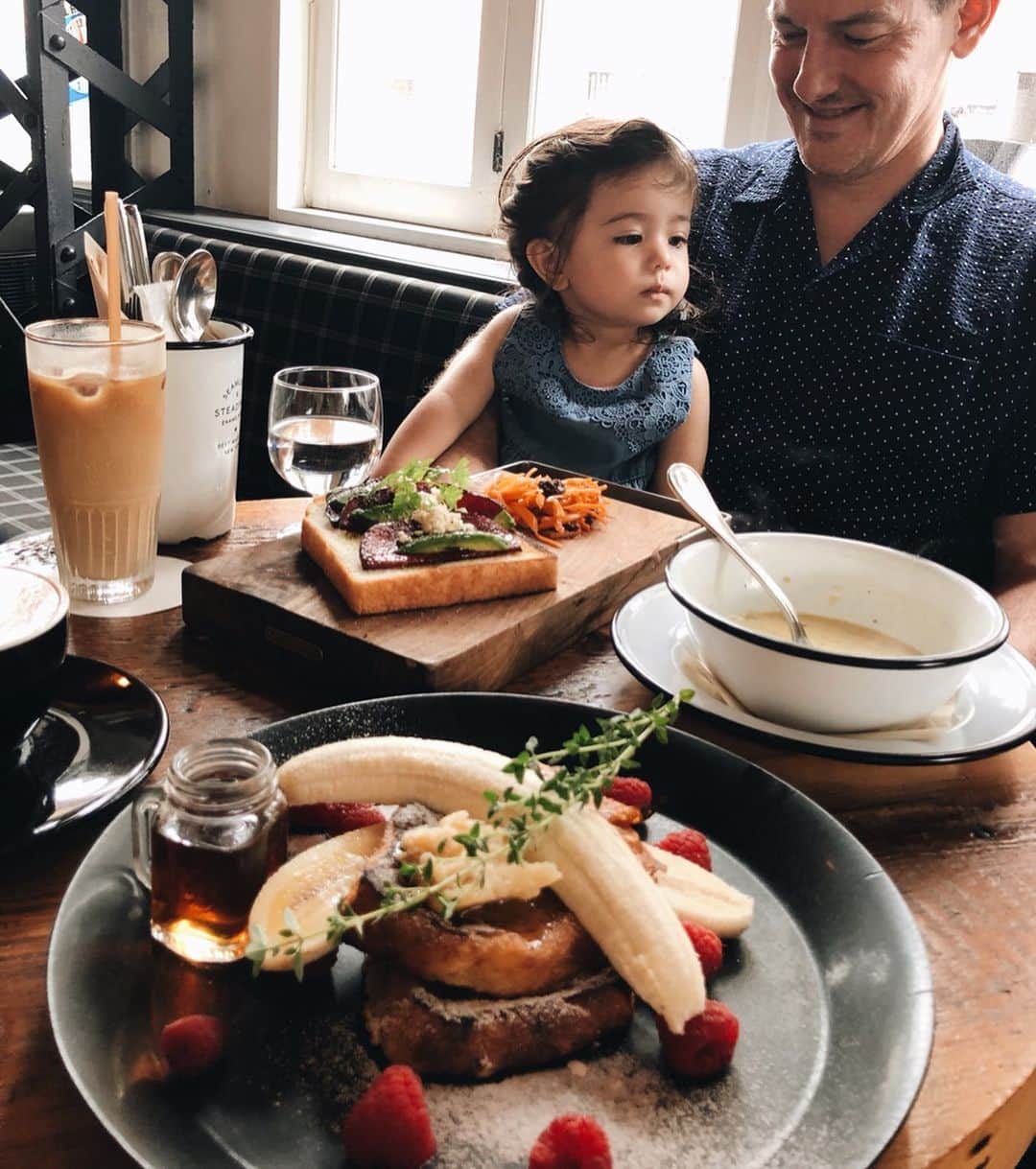 大橋菜央さんのインスタグラム写真 - (大橋菜央Instagram)「Weekend breakfast at @dayandnight2015 . . . 週末、久しぶりのday & night朝ごはん🥞♡ . 相変わらずどのメニューも完成度の高いこと👏 クラムチャウダーも濃厚✨絶品😻 . やんちゃMiaは途中で飽きてしまい お外に散歩に出たりウロウロ〜🚶‍♀️ . うーむ...しばらくはテイクアウトかな😂🥪 . . . #ごちそうさまでした #dayandnight #広尾カフェ #恵比寿カフェ #白金カフェ #tokyocafe #tokyobreakfast #赤ちゃんとお出かけ #miababyliving #naoliving_cafe」7月22日 23時27分 - naoliving