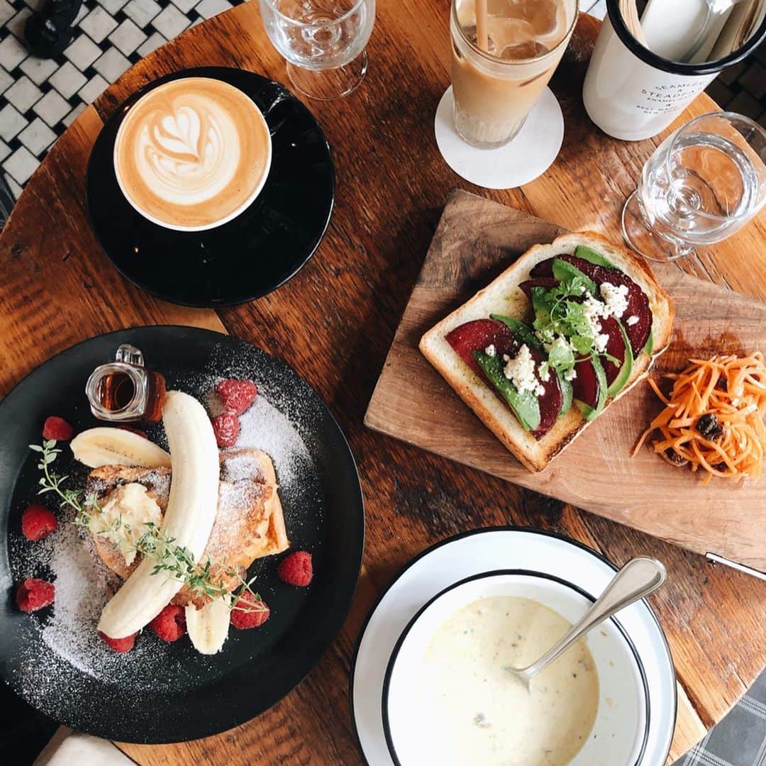大橋菜央さんのインスタグラム写真 - (大橋菜央Instagram)「Weekend breakfast at @dayandnight2015 . . . 週末、久しぶりのday & night朝ごはん🥞♡ . 相変わらずどのメニューも完成度の高いこと👏 クラムチャウダーも濃厚✨絶品😻 . やんちゃMiaは途中で飽きてしまい お外に散歩に出たりウロウロ〜🚶‍♀️ . うーむ...しばらくはテイクアウトかな😂🥪 . . . #ごちそうさまでした #dayandnight #広尾カフェ #恵比寿カフェ #白金カフェ #tokyocafe #tokyobreakfast #赤ちゃんとお出かけ #miababyliving #naoliving_cafe」7月22日 23時27分 - naoliving