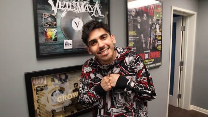 アンドリュー・ヴェラスケスのインスタグラム：「I look like a guy from New Jersey who sells drugs at the circus yet The Fuckening begins this week! #ragefest  July 26th Sacramento, CA @ Ace of Spades  July 27th Los Angeles, CA @ Belasco  July 29th Salt Lake City, UT @ The Complex  July 30th Boulder, CO @ Boulder Theater  Aug 1st Belvidere, IL @ Apollo Theater  Aug 2nd Lexington, KY @ Manchester Music Hall  Aug 3rd Columbus, OH @ Newport Music Hall  Aug 4th Pittsburgh, PA @ Mr. Smalls Theatre  Aug 6th Syracuse, NY @ Westcott  Aug 7th Huntington, NY @ The Paramount  Aug 9th Worcester, MA @ The Palladium  Aug 10th Poughkeepsie, NY @ The Chance  Aug 11th Philadelphia, PA @ TLA  Aug 13th Lynchburg, VA @ Phase 2  Aug 14th Norfolk, VA @ The Norva  Aug 16th Charleston, SC @ Music Farm  Aug 17th Orlando, FL @ Plaza  Aug 18th Ft Lauderdale, FL @ Revolution  Aug 20th Destin, FL @ Club L.A Aug 21st Houston, TX @ White Oak Music Hall  Aug 23rd Albuquerque, NM @ El Rey  Aug 24th Tucson, AZ @ Encore (Club XS)  Aug 25th San Diego, CA @ House of Blues」