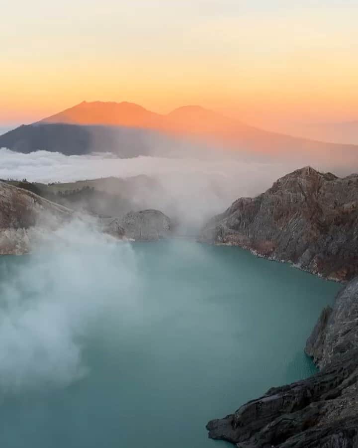 リリー＝ローズ・メロディのインスタグラム：「Yesterday breathtaking sunrise 💛✨ // I shared it on my story but thought it was way too pretty not to share it here as well, even though it’s just a short iPhone video 🤷🏼‍♀️!」