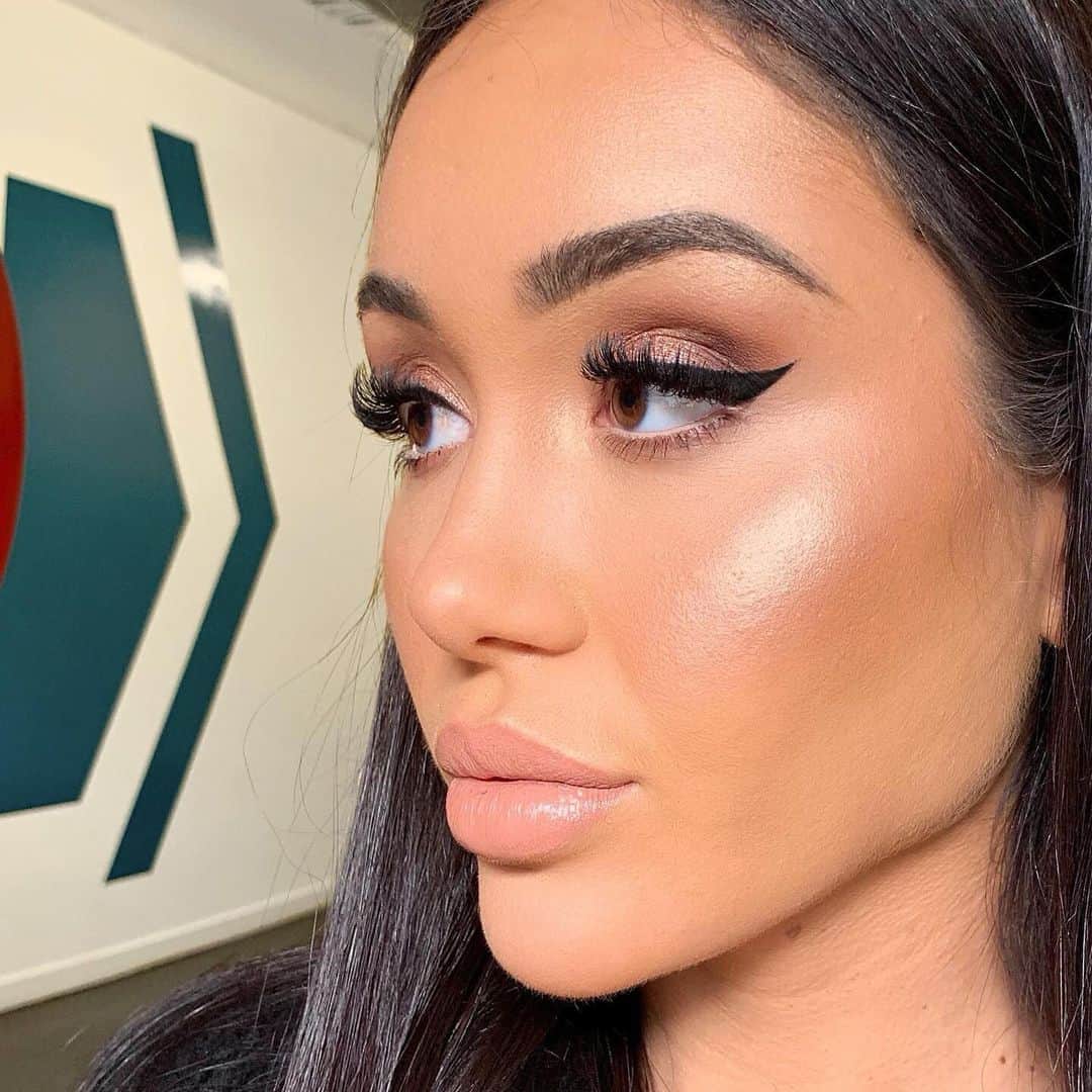 Stila Cosmeticsさんのインスタグラム写真 - (Stila CosmeticsInstagram)「What a wing 😍 @claramakeupartistry uses our Smudge Pot liner for her boldly black cat eye! A unique gel eyeliner and shadow all in one, our formula glides on perfectly for precise lines while also smudging out for smoke, depending on the look you want 🔥😺 #cateye #stilacosmetics #smudgepot」7月22日 23時35分 - stilacosmetics