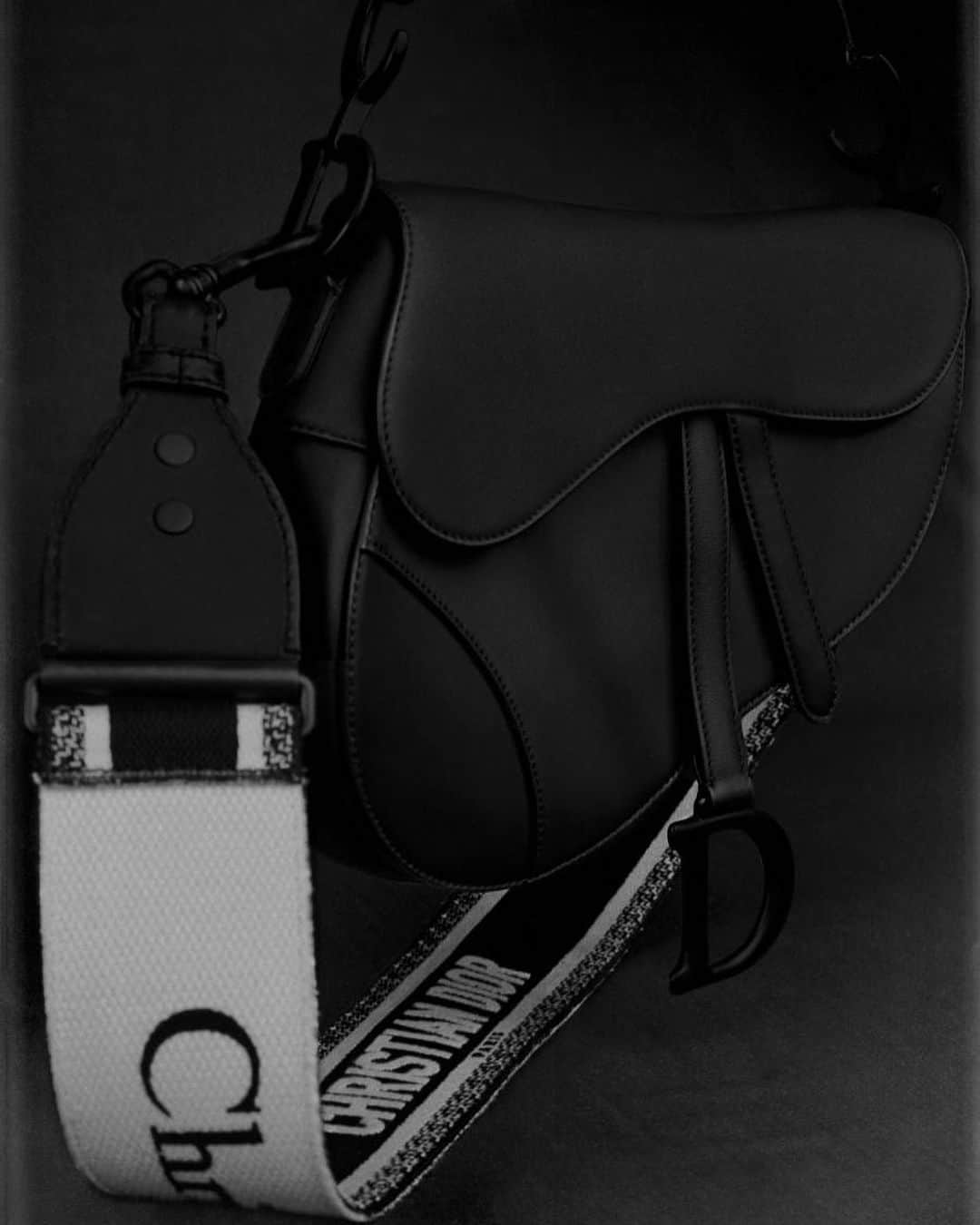 Apparel-web.comさんのインスタグラム写真 - (Apparel-web.comInstagram)「ディオールが「ウルトラマットブラック」シリーズをローンチ #Dior #saddlebag #black #bag #fashion #style #ディオール #ファッション #バッグ @dior」7月22日 23時46分 - apparelweb