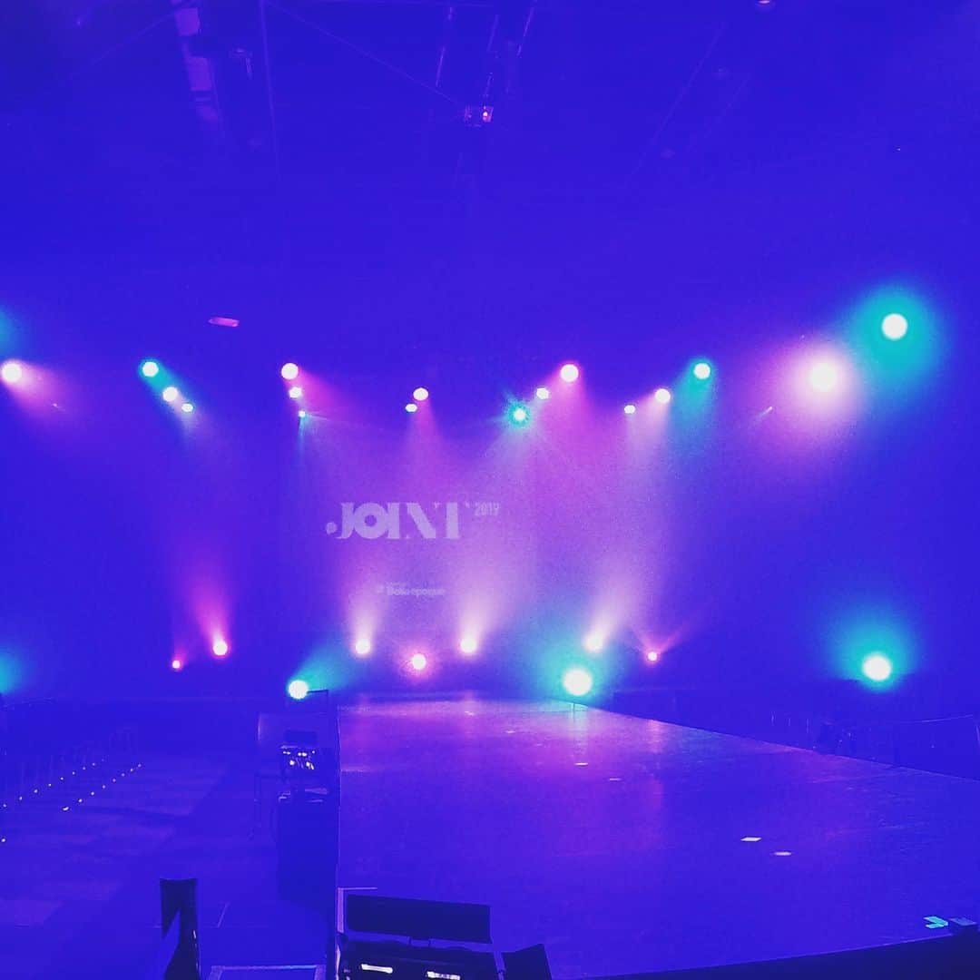 のインスタグラム：「✨✨いよいよ明日です✨✨﻿ ﻿ 明日に迫ってきました‼️﻿ ﻿ JOINT 2019👍﻿ ﻿ 札幌ベルエポック美容専門学校が﻿ どれだけ業界と近い美容学校という事を﻿ ﻿ 言葉でなく﻿ ﻿ おもいっきり行動で形として ﻿ 全力で表現しますので﻿ ﻿ 是非、見に来てほしいと思います。﻿ ﻿ 入場無料だし、途中からでもOKだし﻿ 途中で帰ってもOKなので﻿ ﻿ 一人でも大歓迎だし 気軽に最新の美容や東京のトレンドを感じに来てほしいです(^^) ﻿ @joint_belle  公式JOINTインスタから  ストーリーをドンドン発信していくので、フォローをよろしくお願いします。  #joint2019  #札幌ベルエポック美容専門学校」