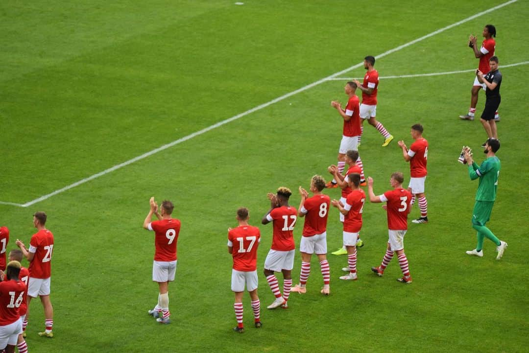 ザムエル・ラートリンガーさんのインスタグラム写真 - (ザムエル・ラートリンガーInstagram)「A little bit late, but i want to thank you, @barnsleyfc, for the warm welcome! And also to the Fans, you were already great, traveling to Germany and support us at our camp. I will give everything to help the team to reach our goals TOGETHER 💪🏼🙌🏼」7月22日 23時44分 - samuelradlinger30