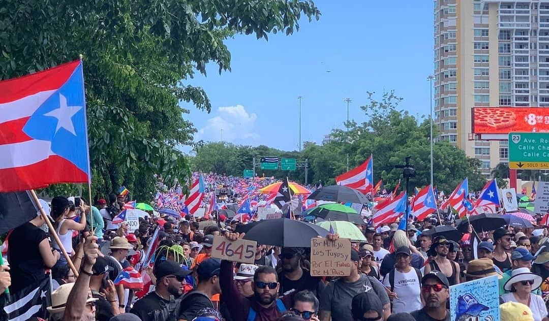 カルロス・コレアさんのインスタグラム写真 - (カルロス・コレアInstagram)「Hoy se hace historia en Puerto Rico. Todos unidos por un mejor mañana! Amo a mi gente 🇵🇷 #rickyrenuncia」7月22日 23時53分 - teamcjcorrea