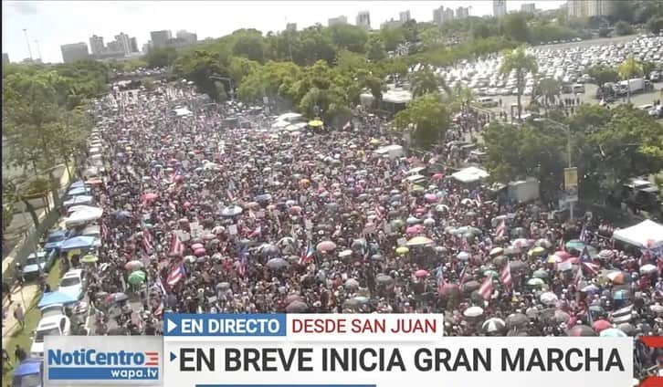 カルロス・コレアさんのインスタグラム写真 - (カルロス・コレアInstagram)「Hoy se hace historia en Puerto Rico. Todos unidos por un mejor mañana! Amo a mi gente 🇵🇷 #rickyrenuncia」7月22日 23時53分 - teamcjcorrea