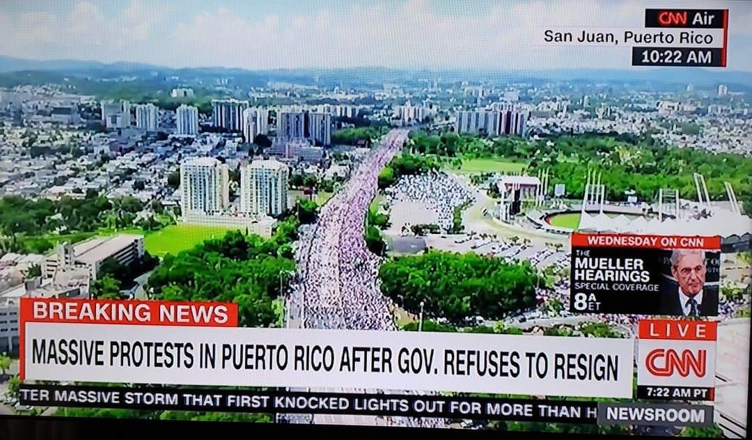 カルロス・コレアさんのインスタグラム写真 - (カルロス・コレアInstagram)「Hoy se hace historia en Puerto Rico. Todos unidos por un mejor mañana! Amo a mi gente 🇵🇷 #rickyrenuncia」7月22日 23時53分 - teamcjcorrea