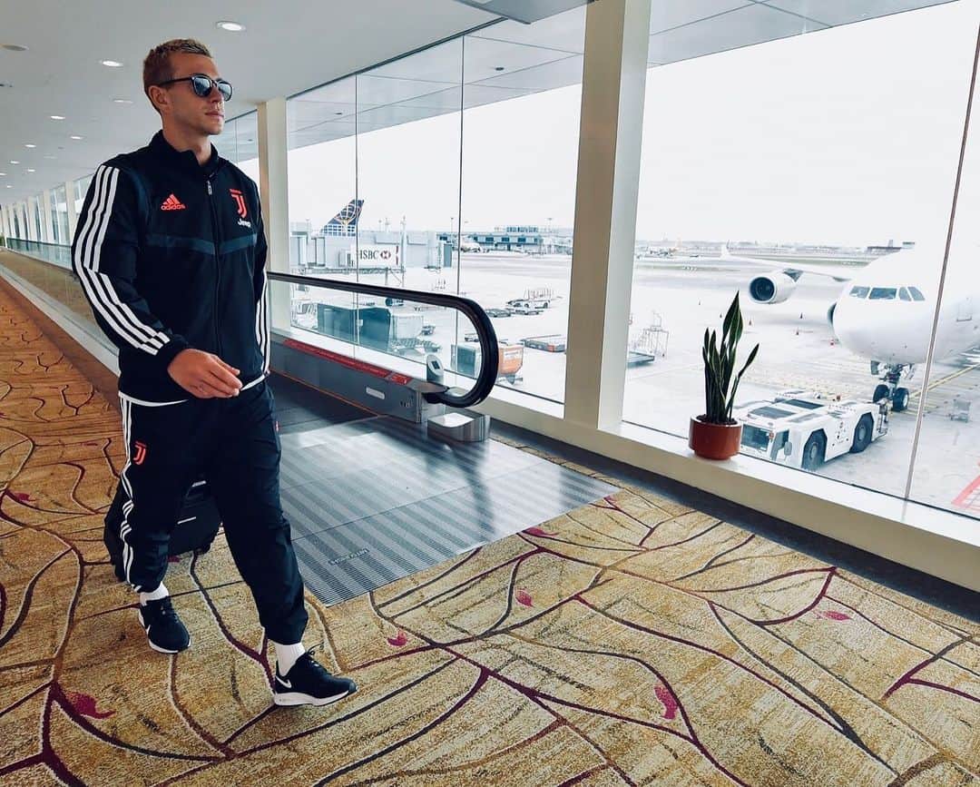 フェデリコ・ベルナルデスキのインスタグラム：「Touchdown in Nanjing, China! 你好! 😎✈️🇨🇳 #FinoAllaFine #ForzaJuve」