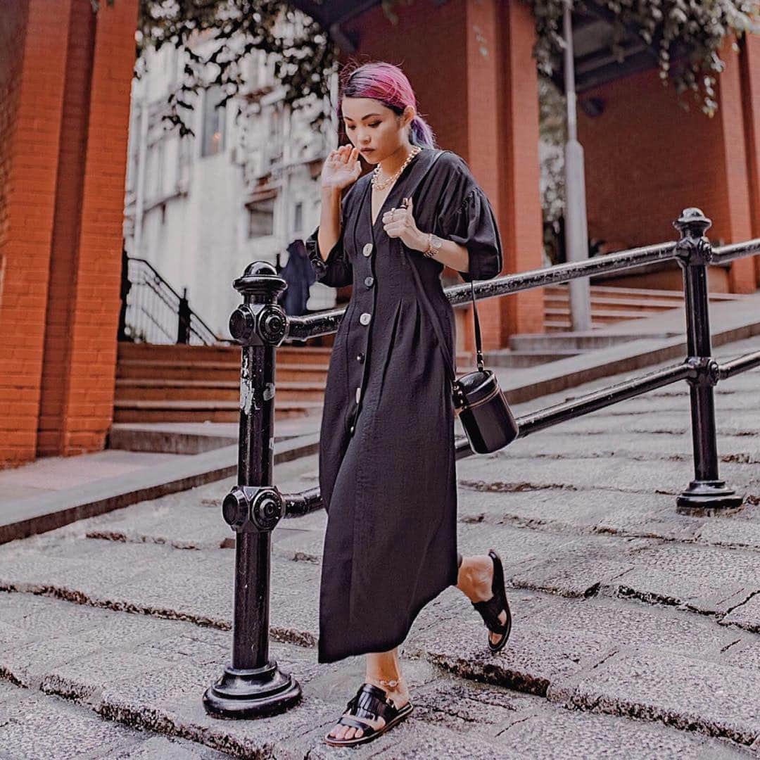 イルビゾンテのインスタグラム：「Lesson n.1: how to wear our Ciprea bag and look effortlessly glamourous. Courtesy of Cecilia Ngan, @no7. ☆ #ILBISONTE」
