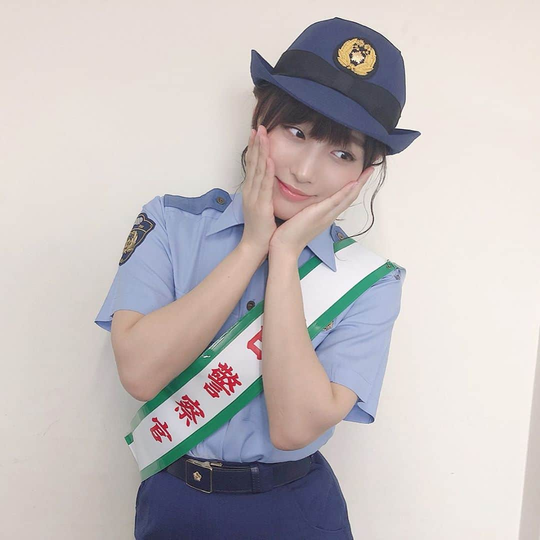 鎌田菜月さんのインスタグラム写真 - (鎌田菜月Instagram)「うふふ アイドルとしての1日警察官 初めて夏の制服着せてもらったよ🤗  衣装としての制服も可愛いけれど、職種ごとの制服・学校ごとの制服 本物の方が機能性だったり、絶妙なラインのデザインだったりとツボ。  スーツが好きなんですが、あれもやっぱりその人その人にサイズがぴったりじゃないとシルエット全然違うよね。 高級ブティックのドアマンさんを眺めるのがたまらなく好きです😌💫 #練習してたらこんな時間に #せめてもの長文 #内容はくだらない  #1日警察官 #こだわりポイント #制服 #萌え」7月22日 23時51分 - nacky_k829