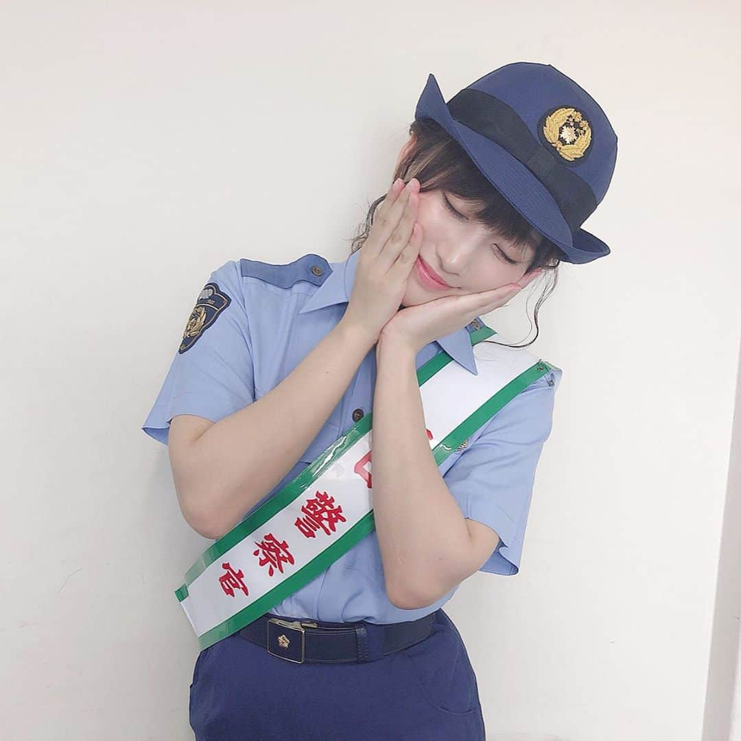 鎌田菜月さんのインスタグラム写真 - (鎌田菜月Instagram)「うふふ アイドルとしての1日警察官 初めて夏の制服着せてもらったよ🤗  衣装としての制服も可愛いけれど、職種ごとの制服・学校ごとの制服 本物の方が機能性だったり、絶妙なラインのデザインだったりとツボ。  スーツが好きなんですが、あれもやっぱりその人その人にサイズがぴったりじゃないとシルエット全然違うよね。 高級ブティックのドアマンさんを眺めるのがたまらなく好きです😌💫 #練習してたらこんな時間に #せめてもの長文 #内容はくだらない  #1日警察官 #こだわりポイント #制服 #萌え」7月22日 23時51分 - nacky_k829