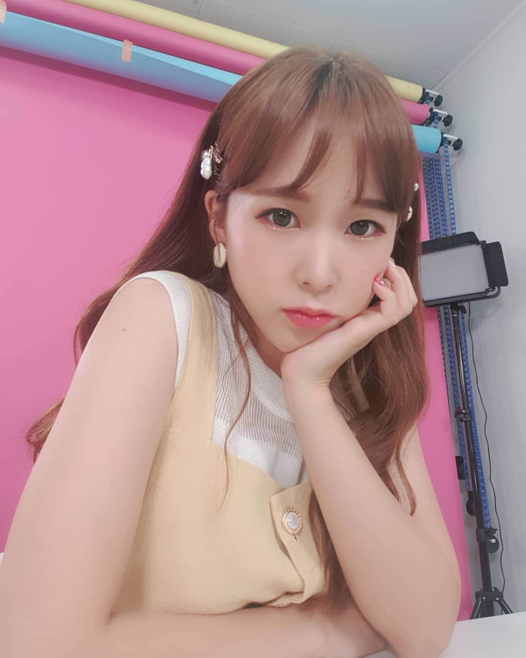ウェイ のインスタグラム：「오늘의촬영💖 . . 타협하지 않기. 적당히는 없다 Don't compromise yourself. You are all you've got.  귀걸이/헤어핀 👉 @myu.acc #뮤흐뮤흐」