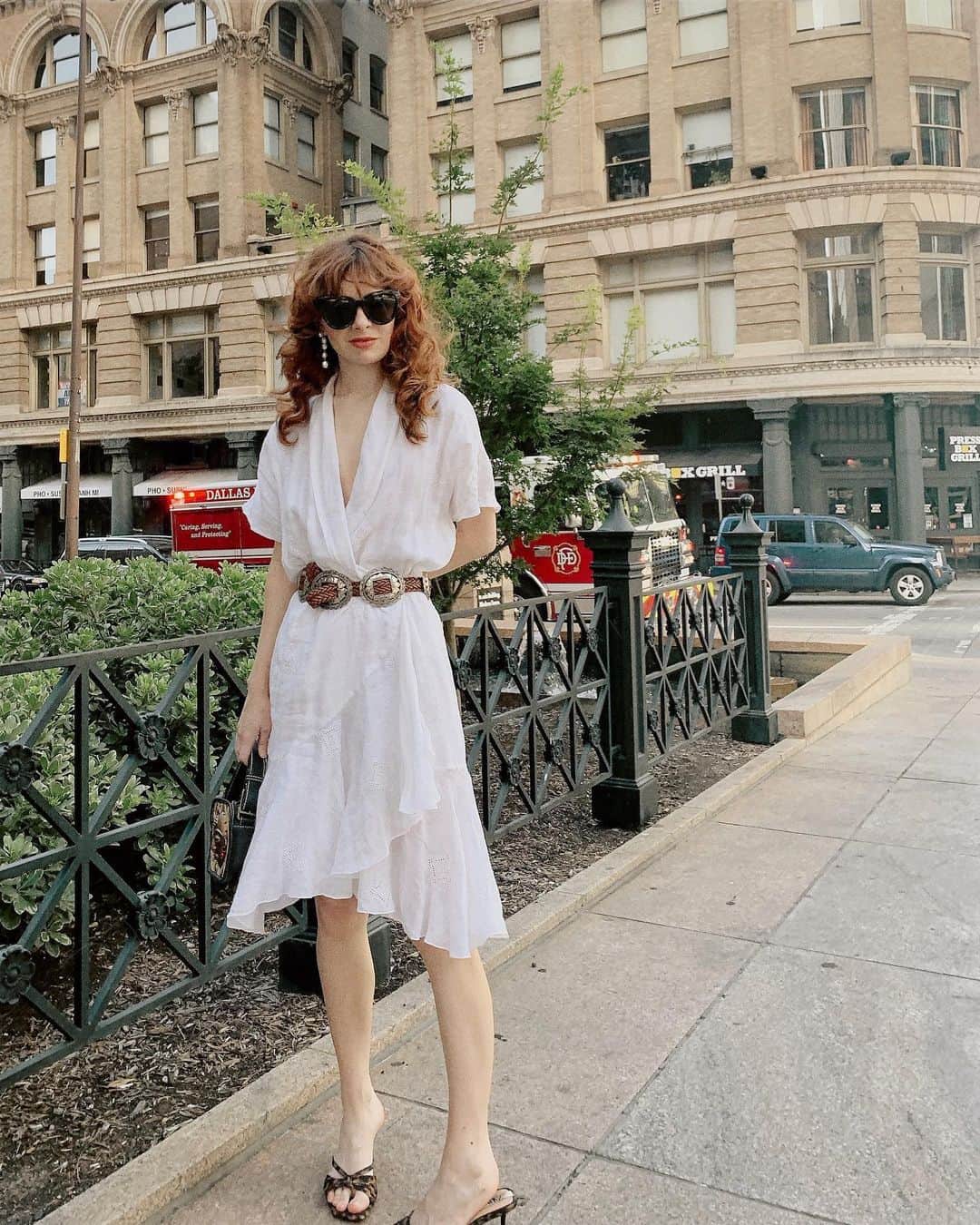 ジェーン・アルドリッジのインスタグラム：「Summer in the city 🤦‍♀️🔥🔥🔥 white linen is the only sensible thing to wear!」