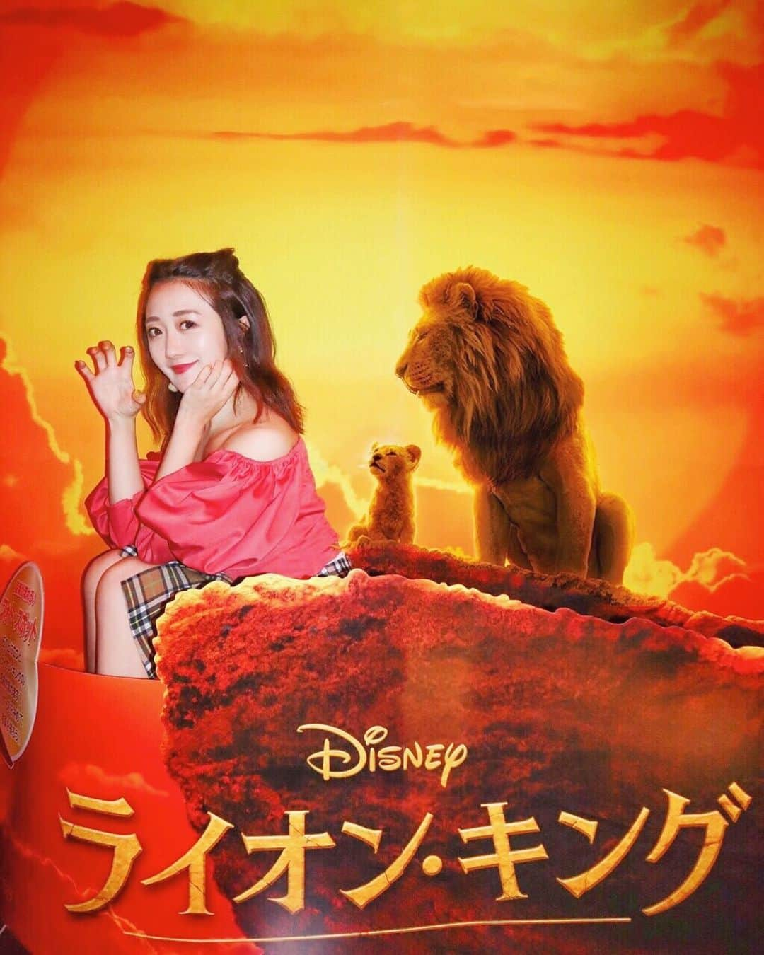 中島絢乃さんのインスタグラム写真 - (中島絢乃Instagram)「🦁﻿🦁🦁 ﻿ ﻿ 今夜は、ディズニー最新作﻿ 【#ライオンキング 】の﻿ #ジャパンプレミア へ行ってきましたー！😍🔥🇯🇵👏🏻﻿ (一般公開は8/9から！！🎬💫)﻿ ﻿ ﻿ ﻿ ﻿ 実写を超える﻿ ＂超  実  写＂﻿ と聞いていたけれど、﻿ 本当に壮大すぎた…！！！😳⚡️🔥🦁🌋﻿ ﻿ ﻿ え？！これCGなんだよね？！﻿ ってなるくらいに全く違和感がなく、﻿ ただ目の前に﻿ プライドランドが広がっていました😳💭🏔🌿﻿ (あのシンバもCGなんだよね？ってまだ疑ってる！笑) ﻿ ﻿ ﻿ ﻿ ﻿ 音楽も最高だったなー！！！🔥🎷🥁﻿ やっぱりライオンキングは歌だよね！！！﻿ 帰り道で歌ってしまった😊🎶💕笑﻿ ﻿ ﻿ #ティモンとプンバァ は相変わらずで！！﻿ 実写でも笑わせてもらったよ！🐗🤣✨💫﻿ (めちゃくちゃ書きたいことがあるけど 書けないので映画観てみてください！笑！) ﻿ ﻿ ﻿ ﻿ ﻿ ﻿ ﻿ 試写会前には、﻿ 吹き替えを担当した﻿ ✔︎シンバ役#賀来賢人 さん﻿ ✔︎スカー役#江口洋介 さん﻿ ✔︎ナラ役#門山葉子 さん﻿ ✔︎日本版主題歌を歌うRIRIさん﻿ ﻿ ﻿ そして……！！！😳⚡️✨﻿ ﻿ ✔︎#ジョンファヴロー 監督が！！😭❤️💋﻿ ﻿ (ジャングルブックや、﻿ アイアンマンシリーズの監督であり、﻿ #ハッピーホーガン 役だね！！🤣✨)﻿ ﻿ ﻿ ﻿ ﻿ 直に本作への想いを聴けたことで、﻿ あの頃の＂サークルオブライフ＂とは違う、﻿ 今を生きる人への﻿ ＂#サークルオブライフ＂を﻿ 感じることができました😊💫﻿ ﻿ 大人の目線になってから観るディズニー作品は、﻿ やっぱり感じ方が全然違うなあ😳✨﻿ ﻿ 公開されたら、 次は吹き替えを観るぞー！！！！😍🔥﻿ ﻿ ❤︎❤︎❤︎❤︎❤︎❤︎❤︎❤︎❤︎❤︎❤︎❤︎❤︎❤︎❤︎﻿ #これぞキングオブエンタメ﻿ #ライオンキング @disneystudiojp #disneysisters_jp」7月22日 23時59分 - nakajima_ayano