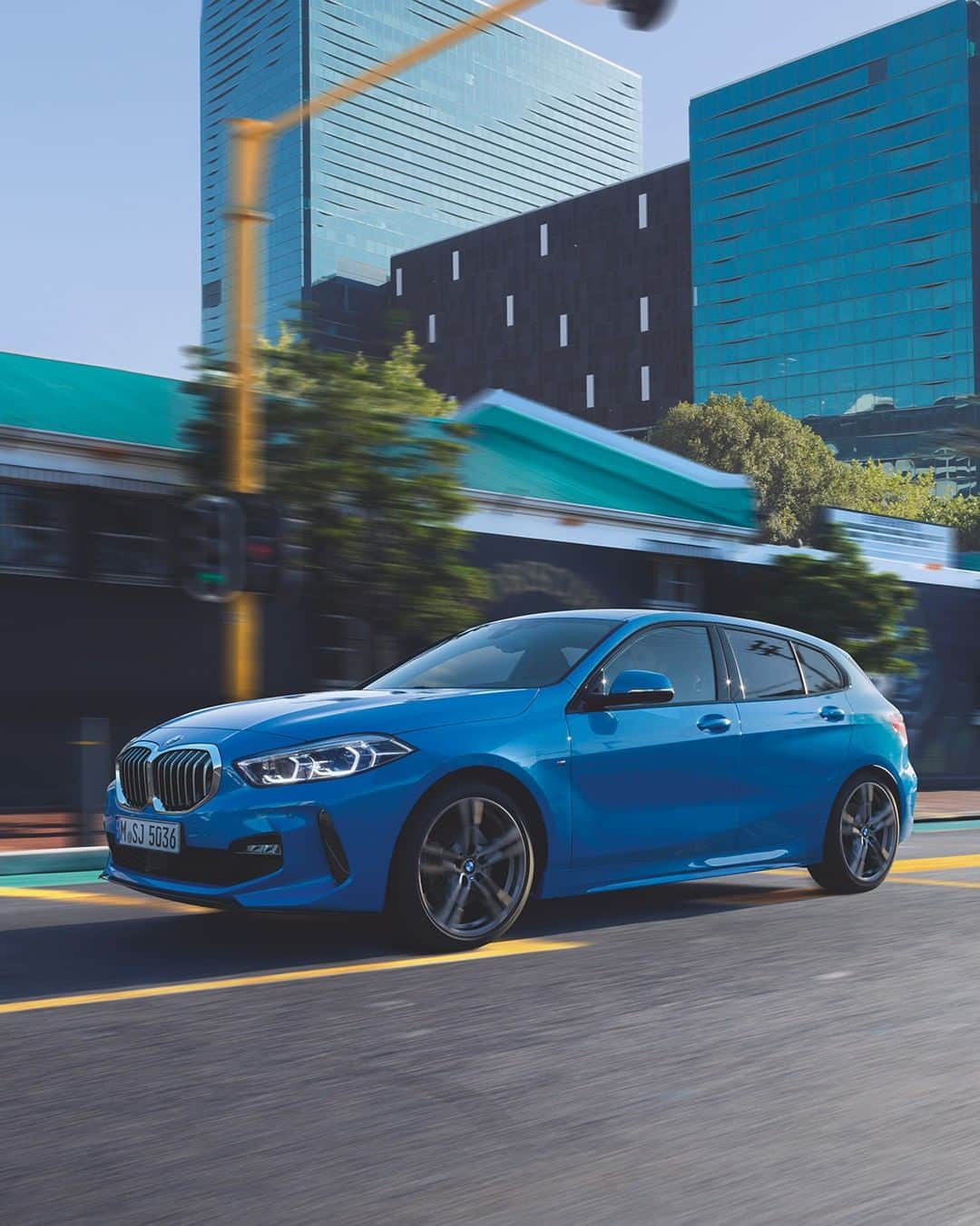 BMWのインスタグラム：「Sense the colorful environment around you. The all-new BMW 1 Series.  #THE1 #BMW #1Series __ BMW M135i xDrive 5-door: Fuel consumption in l/100 km (combined): 7.1 - 6.8. CO2 emissions in g/km (combined): 162 - 155. The values of fuel consumptions, CO2 emissions and energy consumptions shown were determined according to the European Regulation (EC) 715/2007 in the version applicable at the time of type approval. The figures refer to a vehicle with basic configuration in Germany and the range shown considers optional equipment and the different size of wheels and tires available on the selected model. The values of the vehicles are already based on the new WLTP regulation and are translated back into NEDC-equivalent values in order to ensure the comparison between the vehicles. [With respect to these vehicles, for vehicle related taxes or other duties based (at least inter alia) on CO2-emissions the CO2 values may differ to the values stated here.] The CO2 efficiency specifications are determined according to Directive 1999/94/EC and the European Regulation in its current version applicable. The values shown are based on the fuel consumption, CO2 values and energy consumptions according to the NEDC cycle for the classification. For further information about the official fuel consumption and the specific CO2 emission of new passenger cars can be taken out of the „handbook of fuel consumption, the CO2 emission and power consumption of new passenger cars“, which is available at all selling points and at https://www.dat.de/angebote/verlagsprodukte/leitfaden-kraftstoffverbrauch.html.」