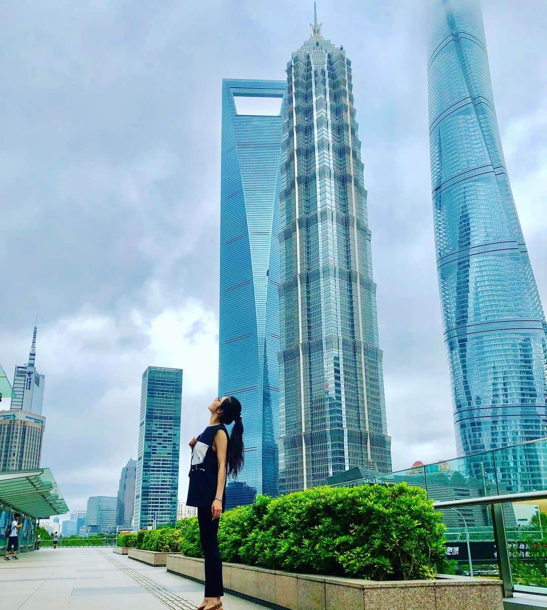 mycoのインスタグラム：「中国🇨🇳満喫してきました🌍 女子旅上海楽しかったー！！ シンボルタワー達と📸  top #不明 pants #doublestandardclothing ＃ダブスタ shoes #jimmychoo  #上海 #浦東 #instatravel」