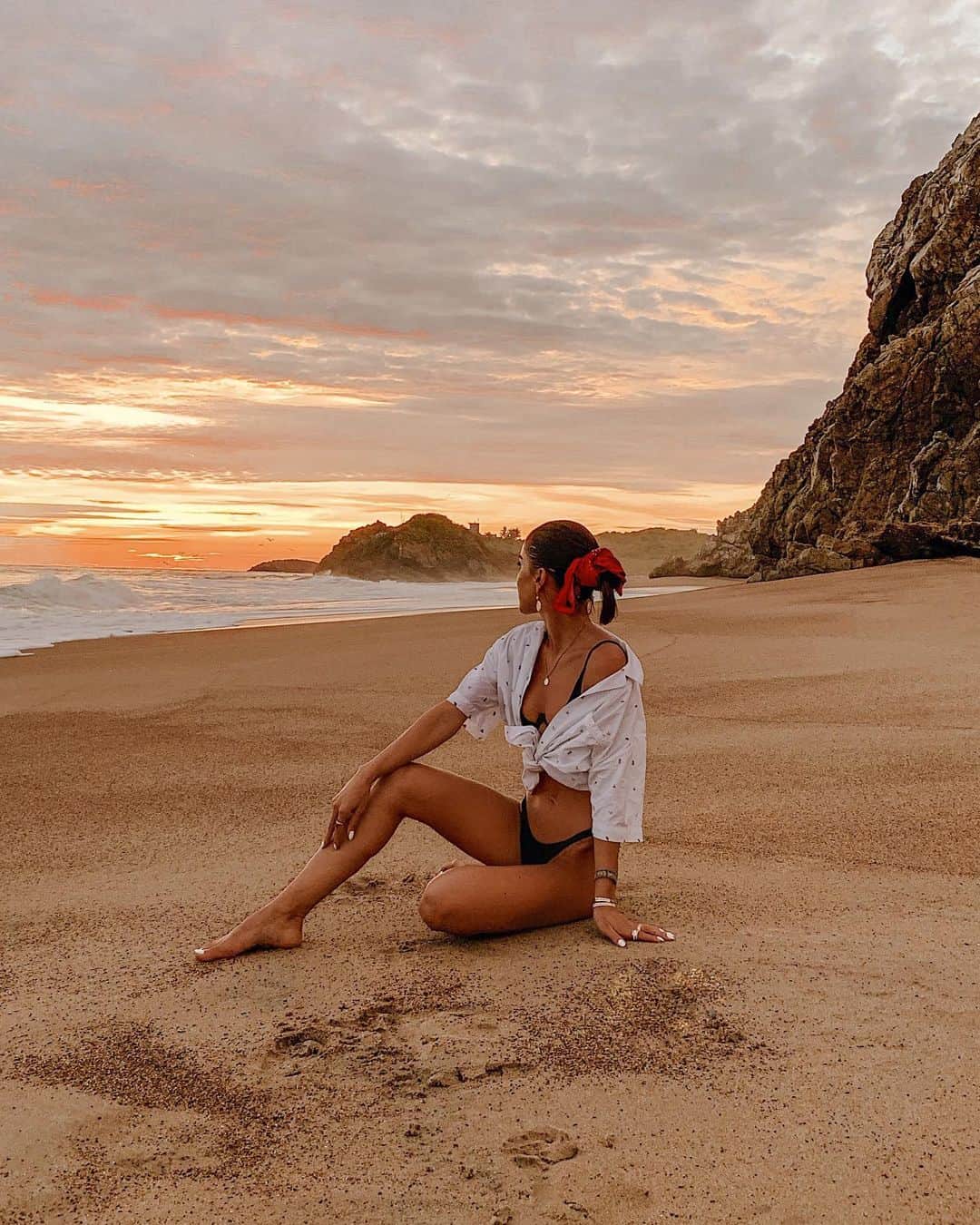Camila Coelhoさんのインスタグラム写真 - (Camila CoelhoInstagram)「Sunset by the beach💫🙌🏼 #Grateful  Quando você assiste o por do sol mais lindo na praia! #sunset #pordosol」7月23日 0時05分 - camilacoelho