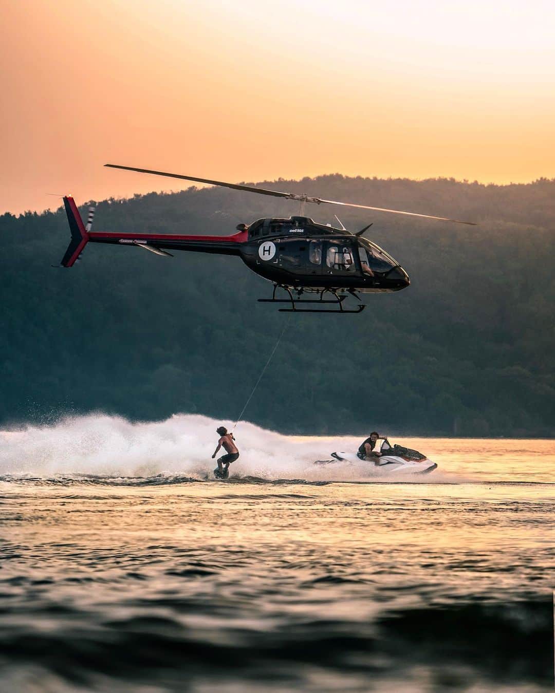 ジェイ・アルヴァリーズのインスタグラム：「Tow surfing behind a Heli.. Ukraine has been lit so far 🇺🇦」