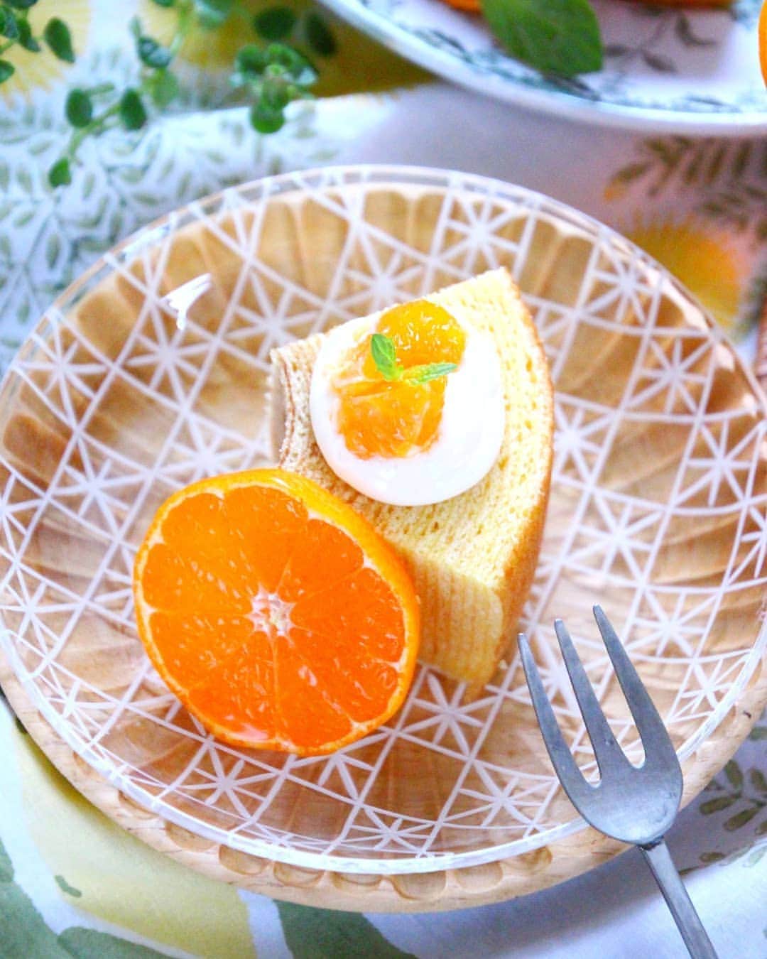 Satomiさんのインスタグラム写真 - (SatomiInstagram)「. 2019.7.23* . 雨続きでジメジメ。 何となく気持ちもスッキリしない日が続きます。 早く脱出したいな。 . 先日、よしや様 @bf_yoshiya より届いた #オレンジのバウムクーヘン。 ビタミンカラーって言いますが、オレンジ色ってやっぱり元気が出る気がする✨ . 添えたのは、オレンジではなくハウスみかんです。 これが甘くてジューシーでした🍊 みかん果汁とクリームチーズで、チーズクリームを作って乗せてみました。 爽やかなオレンジ味のバウムクーヘンとぴったり。 バウムクーヘンには、オレンジ果汁とオレンジピールがふんだんに練り込まれているそうです。 #夏季限定 . アールグレイのアイスティーと一緒にいただきました。 柑橘どうしで相性抜群♪ . . #バウムクーヘン専門店よしや  #バウムクーヘン  #オレンジバウム  #PR . . #おやつの時間 #フーディーテーブル #器 #金津沙矢香 #ガラス #アンティークプレート #おうちごはんlover #baumkuchen #wp_deli_japan #igersjp #lin_stagrammer #foodstagram . .」7月23日 0時10分 - satomi614