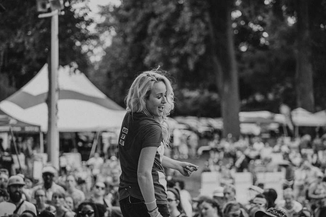 ブリット・ニコルのインスタグラム：「Living our best life @rocktheisland Festival this weekend! Thankful for my team and friends that got to hang with me!!! Life is good! 🎈Thank you for having us!!! 📸 -  @thegenevievedavis」