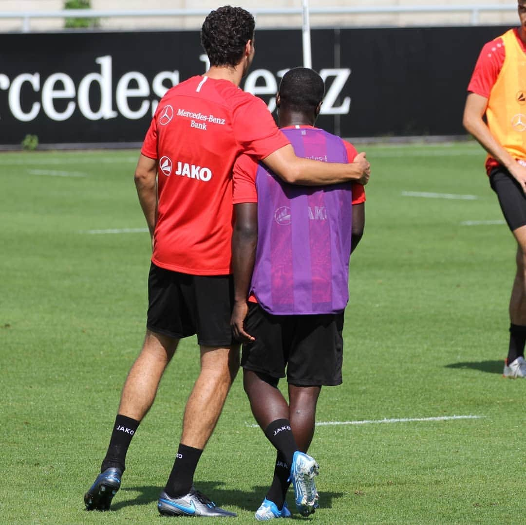 VfBシュトゥットガルトさんのインスタグラム写真 - (VfBシュトゥットガルトInstagram)「Welcome back, @chadrac_akolo_19! ⚽️👍 #mannschaftstraining #rückkehr #vorbereitung 🔜 #VfBH96 #VfB #vfbstuttgart #vfbstuttgart1893 #VfBInsta」7月23日 0時14分 - vfb