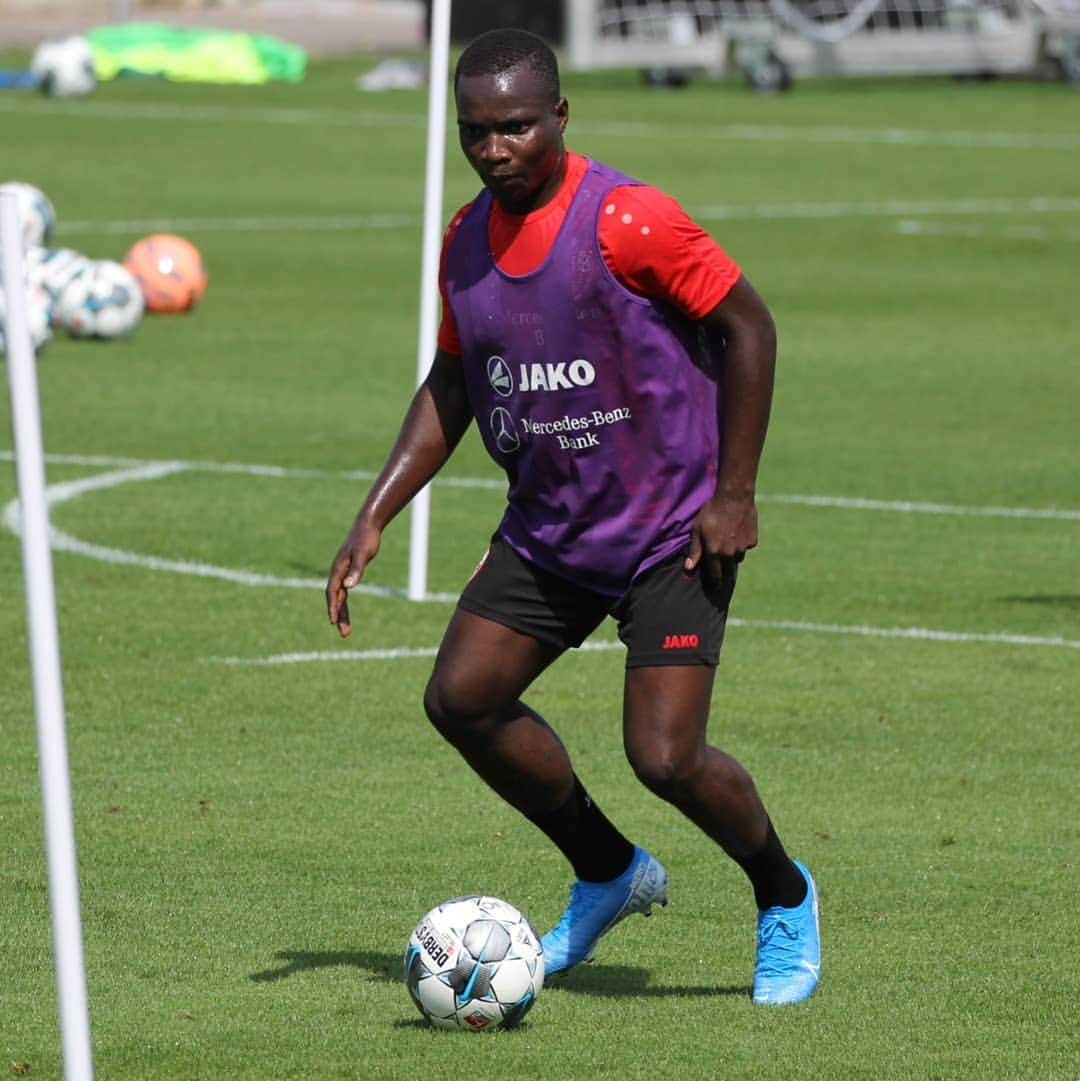 VfBシュトゥットガルトさんのインスタグラム写真 - (VfBシュトゥットガルトInstagram)「Welcome back, @chadrac_akolo_19! ⚽️👍 #mannschaftstraining #rückkehr #vorbereitung 🔜 #VfBH96 #VfB #vfbstuttgart #vfbstuttgart1893 #VfBInsta」7月23日 0時14分 - vfb