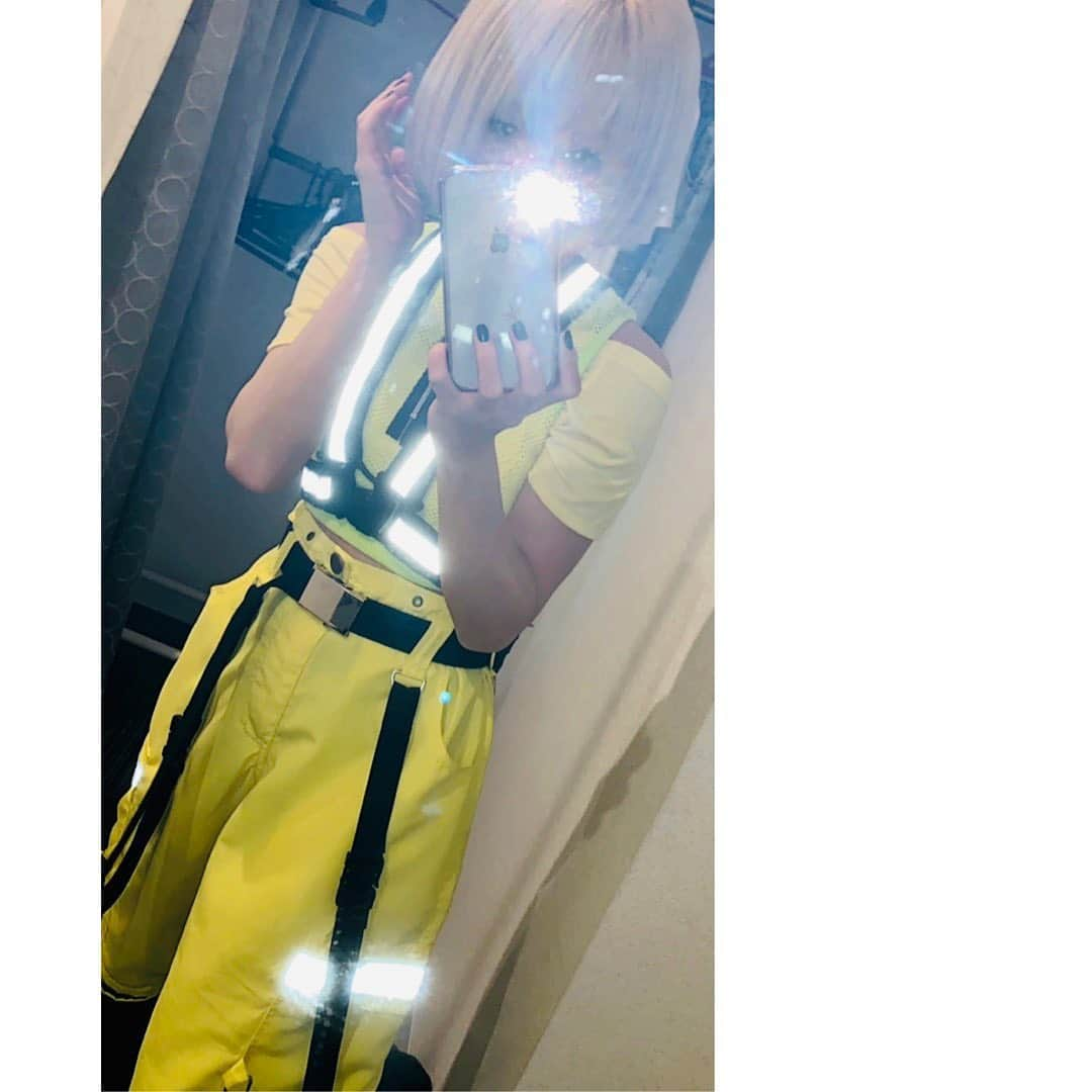 REOLさんのインスタグラム写真 - (REOLInstagram)「新しい衣装は忠告の色⚠️ ミヤビさんと作ったこの服はフラッシュでリフレクターが光るのでステージ映え最高、トレンド抑えて万事可愛め  ココロミーで使わせていただいたライヴハウスのキーカラーが全部イエローで偶然の運命」7月23日 0時15分 - rrreol999