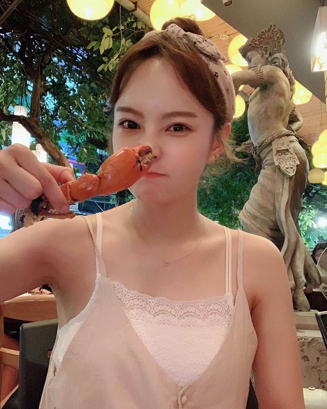 ハ・ウンジンのインスタグラム：「푸퐛뿽커뤼🦀 #bangkok #khaosan」