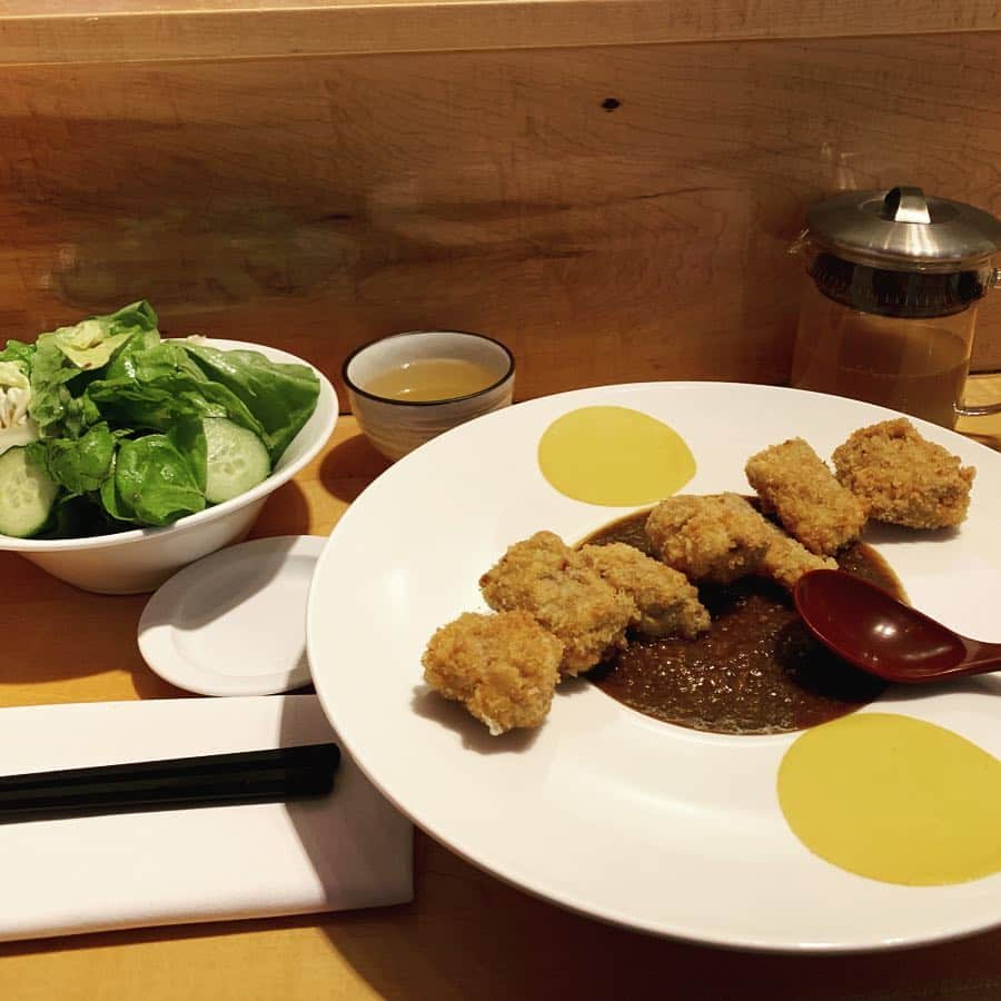 岡崎慎司のインスタグラム：「In London  In Restaurant Yoshino  ロンドンに行くときはいつも寄るレストラン。 ご飯も美味しいけど、ここの夫婦が大好き。 今回もヘルシーなマグロのカツカレー。 この先もロンドンで色んな人を幸せな気分にして欲しいです！🙏🙏 #ツーショットはNG😭#それが渋い#共に刺激し合える間柄👍#和食美味しい#焼肉も美味しい#俺的パワースポット」