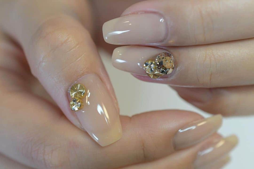 Yuka Maeda ::manicurelistのインスタグラム：「ストーンがおきゃわ😳❤️❤️ . . 大阪市北区 梅田.中崎町.駅から徒歩7分🚶‍♀️ CADENAS nail eyelash  マツエクアカウント @cadenaseyelash LINE:@ cadenas 🆔検索🙋‍♀️ tel:06-4792-8617. cadenas.nail@gmail.com. . #ネイル #ジェルアート #大人かわいい #梅田ネイル #堂山町 #大人ネイル #個性派ネイル #クリアネイル #ジェルネイル #nail #notd #ニュアンスネイル #instanail #ワンカラー #春ネイル  #ネイルデザイン #ongels #美甲 #osaka  #ジェルデザイン #cadenas #指甲 #spring #Insatnails #fashion #シアーネイル #うる艷ネイル #トレンドネイル  #シアーベージュ #ベージュネイル」