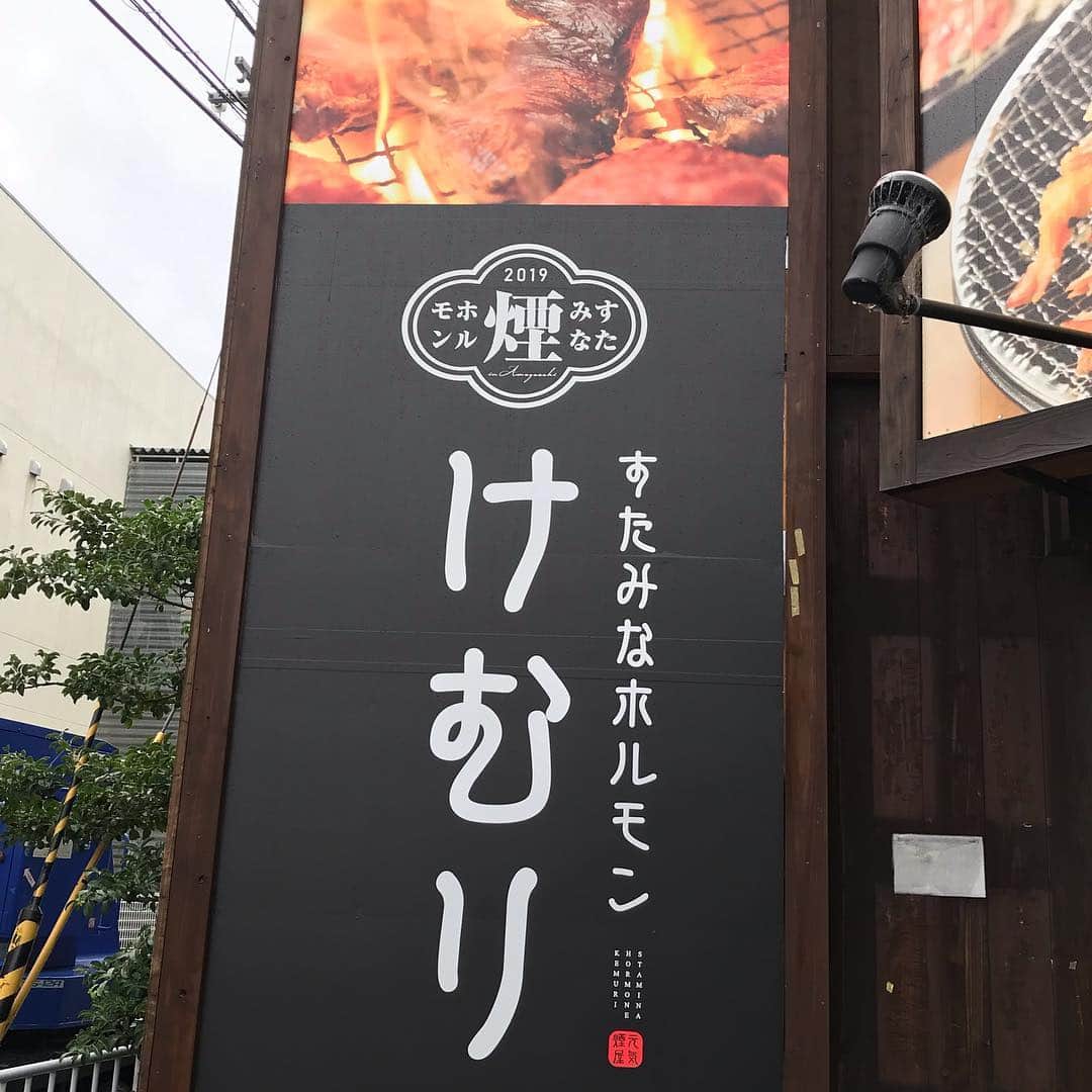 鶏魚 谷町のインスタグラム：「鶏魚です！しーちゃんです🎶 蒸し暑さと梅雨空にうんざりですが、今週も一週間頑張りましょうp(*＾-＾*)q 私は、武庫之荘の姉妹店でも、働いてます♡ どうぞよろしくお願いしますm(__)m #武庫之荘 #スタミナホルモン #鶏魚 #大阪 #谷町四丁目 #駅近 #セルフ飲み放題 #地域最安値 #コース #座敷 #個室 #貝盛り放題 #ガンガン焼き #あさり #はまぐり #ホンビノス貝 #牡蠣 #さざえ #飲み会 #女将」