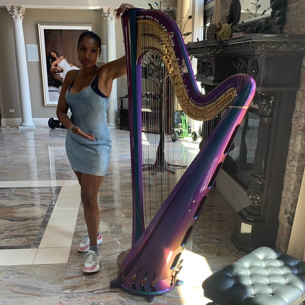 ジェニファー・ハドソンのインスタグラム：「U will always find me right next to the music. Purple everythang ! #jhudharp」