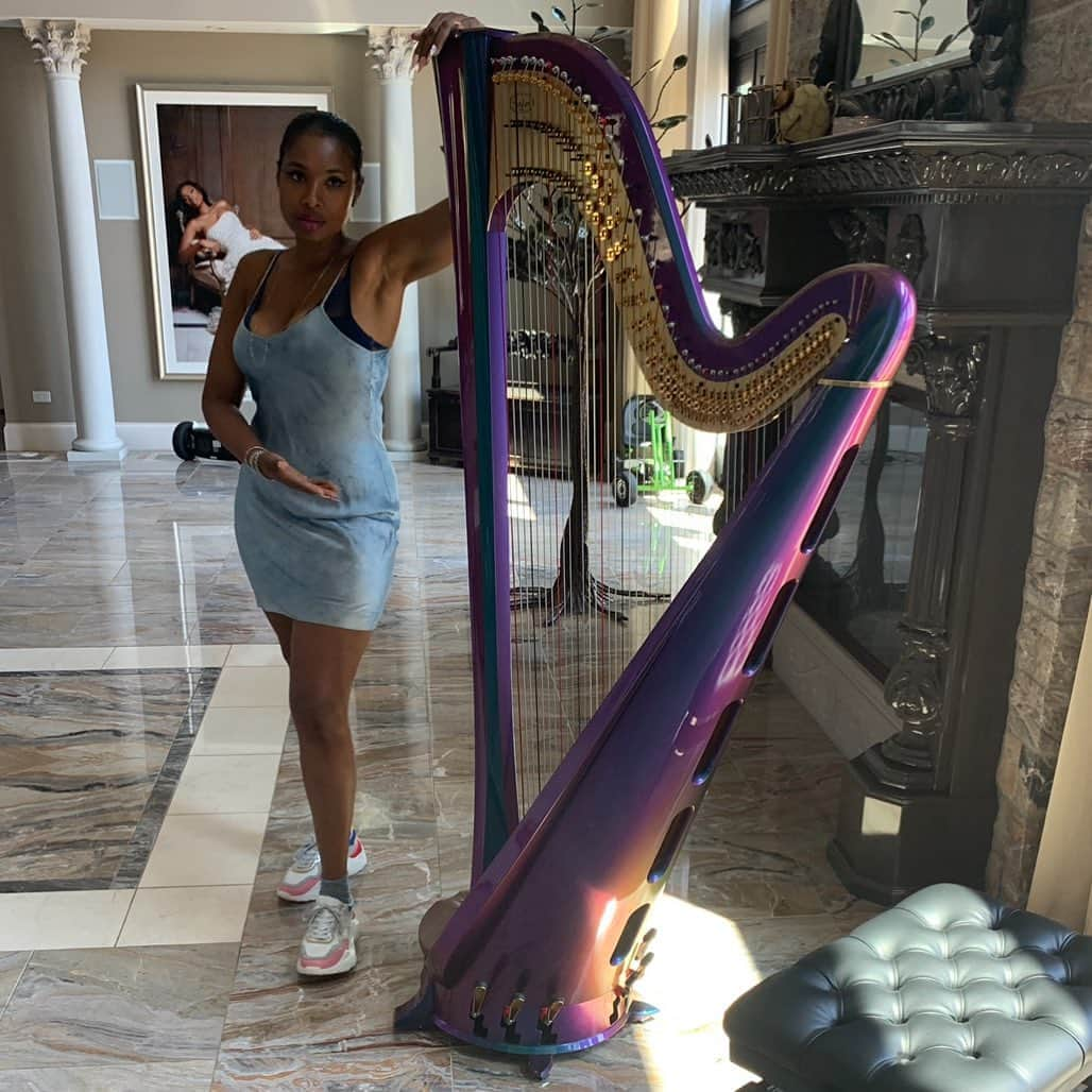 ジェニファー・ハドソンさんのインスタグラム写真 - (ジェニファー・ハドソンInstagram)「U will always find me right next to the music. Purple everythang ! #jhudharp」7月23日 0時26分 - iamjhud