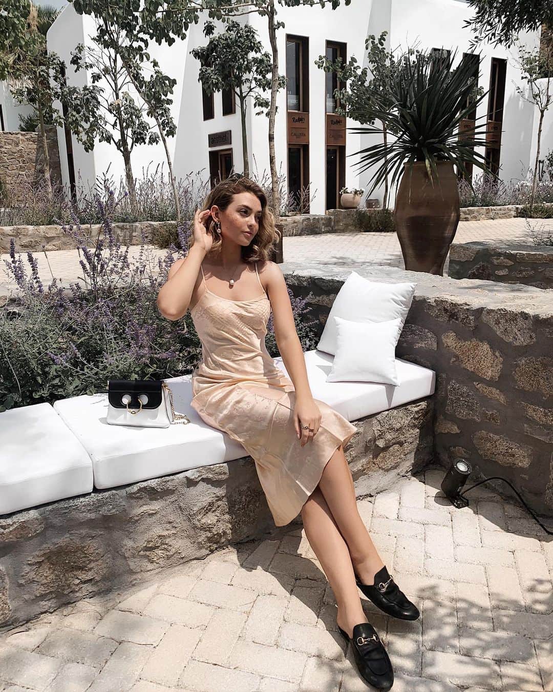 Kelsey Simoneさんのインスタグラム写真 - (Kelsey SimoneInstagram)「Me and my peach dress 🍑 in front of some Lavender 💜」7月23日 0時38分 - k.els.e.y