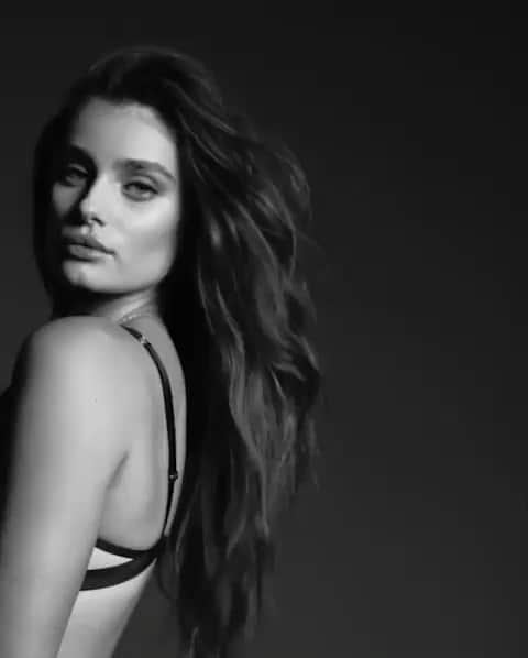 のインスタグラム：「She’s kinda cute lol 😂😍 @taylor_hill for the new Modern Lingerie Collection at @victoriassecret ❤️😜 #repost」