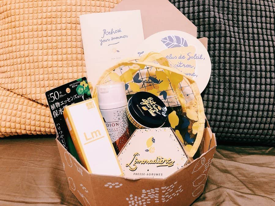 崎本ゆかりさんのインスタグラム写真 - (崎本ゆかりInstagram)「🍋🍋🙈🍋🍋 Refresh your summer @my_little_box_japan  @my_little_box . . 今月のhappyboxは…大好きなレモン🍋かわいい嬉しい #mylittlebox#mylittleboxjapan#cosme#uv#lemon#bodycream#drbotanicals#evita#drmedion#happybox#thanks #マイリトルボックス#レモンバッグ#レモネードメイカー#ジェルアイパッド#日焼け止め#炭酸パック#夏のお助けアイテム#7月#🍋」7月23日 0時32分 - yukariiiin5